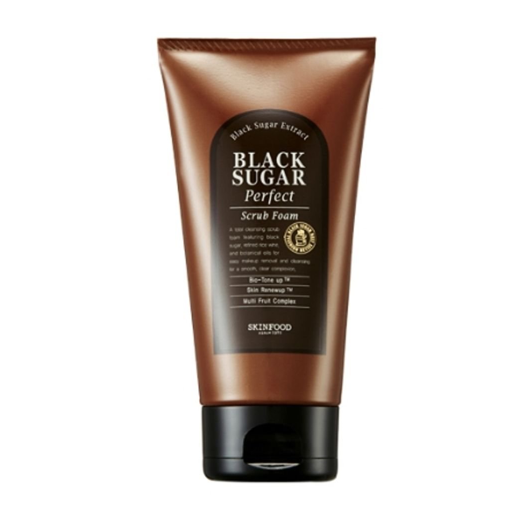 пенка-скраб для умывания с экстрактом черного сахара skin food black sugar perfect scrub foam пенка-скраб для умывания с экстрактом черного сахара skin food black sugar perfect scrub foamПенка-скраб Black Sugar Perfect Scrub Foam, которая станет вашим надежным помощником в уходе за кожей. Благодаря тщательно подобранной формуле эффективно очищает от загрязнений.<br><br>Пенка содержит только природные компоненты, среди которых сахароза, масло ореха макадами, ши, пенника лугового, примулы вечерней, оливы, камелии, экстракт коричневого сахара, риса, лимона, яблока, апельсина, папайи, гриба и корня маки.<br><br>Основной компонент пенки – экстракт черного сахара, который мягко устраняет ороговевшие частички, выравнивает рельеф кожи.<br><br>Масло ореха макадами восстанавливает и возвращает коже молодость: оно великолепно тонизирует, а также насыщает живительной влагой и полезными элементами.<br><br>Масло лугового пенника обновляет кожу и дарит ей естественное сияние.<br><br>Пенка-скраб с черным сахаром помогает избавиться от сальных пробок в порах кожи, устраняет черные точки, способствует отшелушиванию ороговевших частичек кожи.<br><br>Одновременно с этим средство стимулирует кровообращение в верхних слоях кожи, улучшает обмен веществ, благодаря чему кожа становится упругой и эластичной. Кроме того, сахар обладает антибактериальными и антивозрастными свойствами.<br><br>Пенка-скраб подойдет для воспаленной кожи: уже после нескольких применений кожа становится свежей и радует безупречным цветом лица. Она становится мягкой, благодаря чему макияж ложится идеально и безупречно выглядит.<br><br>Способ применения: Средство вспените с водой и легкими массажными движениями нанесите на кожу, после чего умойтесь.<br><br>Вес: 180 г<br><br> <br><br>Вес г: 180.00000000