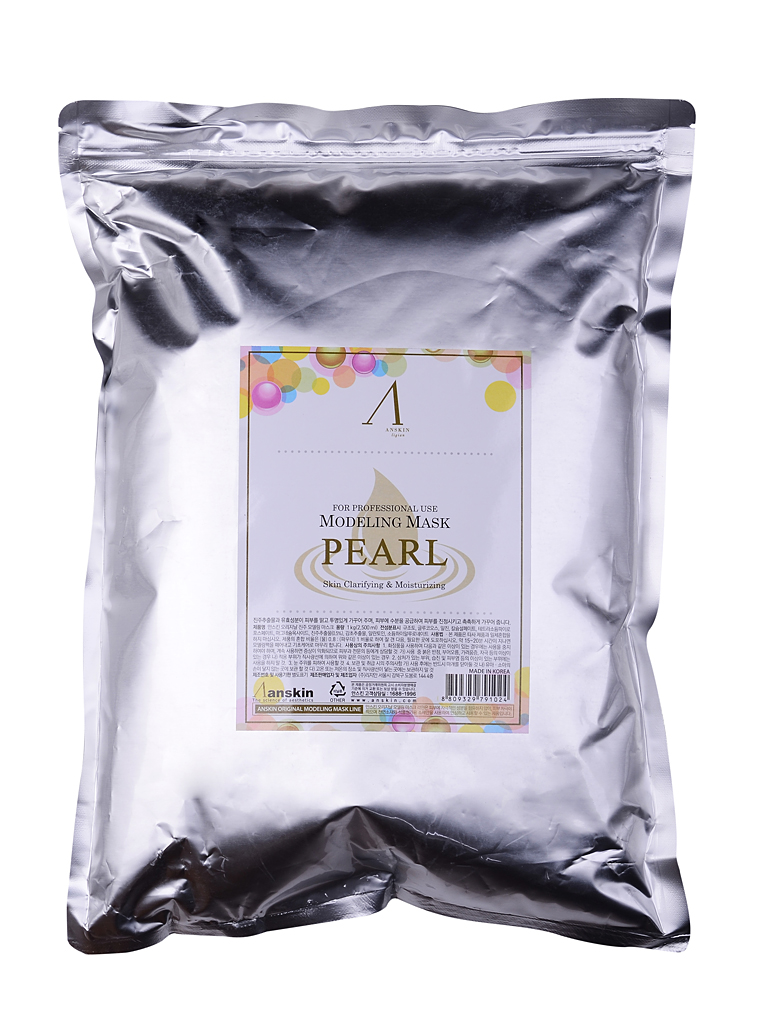 маска альгинатная с экстрактом жемчуга anskin pearl modeling mask / refill маска альгинатная с экстрактом жемчуга anskin pearl modeling mask / refillPearl Modeling Mask / Refill. Маска альгинатная с экстрактом жемчуга увлажняющая и осветляющая (пакет) 1кг.<br><br>Маска содержит 20 аминокислот, 28 минералов, которыми обладает экстракт жемчуга. <br><br>Активирует кровоток, ускоряет регенерацию клеток, противостоит появлению тусклого тона, скоплению меланина на поверхности кожи, осветляет веснушки и кожные пятна. <br><br>Придает коже прозрачность. Помогает поддерживать уровень влаги.<br><br>Применение: Перед нанесением альгинатной маски кожу надо тщательно очистить. Под маску необходимо нанести активное косметическое средство, это может быть сыворотка, эмульсия, ампулы с активными веществами и т.п. подобранные специально исходя из решаемых проблем кожи. Под давлением маски эти средства лучше проникают в кожу. После того, как нанесенное средство впитается, накладывается альгинатная маска.<br><br>Положить порошок мерной чашкой и воду (или активатор) в миску в соотношении 1:0,8 (на 100 мл порошка 80 мл воды), быстрыми движениями перемешайте до однородной массы при помощи шпателя. При помощи шпателя нанесите маску слоем 3-5 мм на очищенную кожу лица, оставляя открытыми только ноздри. Наносить быстро, чтобы она не успела застыть. При нанесении маски на лицо рекомендуется двигаться по массажным линиям. Оставить маску на 20-25 минут до застывания. Удалить её одним пластом, от подбородка ко лбу. За 2-3 минуты до наложения маски рекомендуется наносить биоактивные сыворотки, кремы или гели.<br><br>В течение последующих 10-15 минут маска становится похожей на резину и немного уменьшается в объёме, этот процесс называется пластифицированием. Маска слегка стягивает кожу лица, но неприятными и тем более болезненными эти ощущения назвать нельзя, вы почувствуете приятный холодок и интенсивное увлажнение кожи. Альгинатная маска не требует смывания водой. Через 30-40 минут она легко снимается в виде мягкого пластичного слепка, повторяющего контуры лица или тела. Снять ее нужно одним движением снизу от подбородка вверх ко лбу. Волосы, ресницы и брови не приклеиваются к маске, поэтому снятие не представляет проблем. <br><br>После процедуры нанесения альгинатной маски кожа лица чувствует себя легко и комфортно. После снятия маски на лицо дополнительно наносят сыворотку, а затем эмульсию или крем исходя из вашего обычного ухода. <br><br>Содержит: диатомит, глюкозу, альгинат натрия, сульфат кальция, бетаин, оксид цинка, экстракт лимонника (4%), экстракт жемчуга, гидролизованный пшеничный глютен, экстракт солодки, аллантоин, бетаин, гиалуроновую кислоту.<br><br> <br><br>Вес г: 1000.00000000