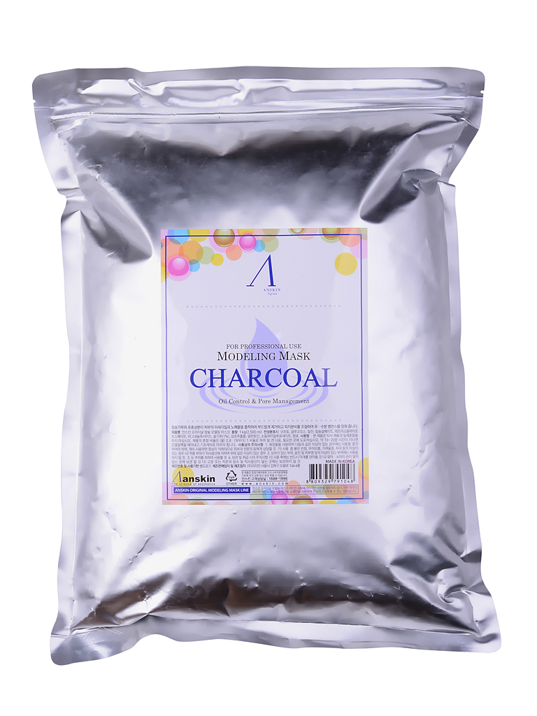 маска альгинатная для жирной кожи anskin charcoal modeling mask / refill маска альгинатная для жирной кожи anskin charcoal modeling mask / refillCharcoal Modeling Mask / Refill. Маска альгинатная для жирной кожи с расширенными порами (пакет) 1кг.<br><br>Маска альгинатная для жирной кожи с расширенными порами.<br><br>Очищающая маска эффективно адсорбирует и удаляет излишки кожного сала; придает коже гладкость и сохраняет эластичность кожи.<br><br>Поглощает кожный себум, обладает отшелушивающим действием. Препятствует образованию сальных пробок.<br><br>Применение: Перед нанесением альгинатной маски кожу надо тщательно очистить. Под маску необходимо нанести активное косметическое средство, это может быть сыворотка, эмульсия, ампулы с активными веществами и т.п. подобранные специально исходя из решаемых проблем кожи. Под давлением маски эти средства лучше проникают в кожу. После того, как нанесенное средство впитается, накладывается альгинатная маска.<br><br>Положить порошок мерной чашкой и воду (или активатор) в миску в соотношении 1:0,8 (на 100 мл порошка 80 мл воды), быстрыми движениями перемешайте до однородной массы при помощи шпателя. При помощи шпателя нанесите маску слоем 3-5 мм на очищенную кожу лица, оставляя открытыми только ноздри. Наносить быстро, чтобы она не успела застыть. При нанесении маски на лицо рекомендуется двигаться по массажным линиям. Оставить маску на 20-25 минут до застывания. Удалить её одним пластом, от подбородка ко лбу. За 2-3 минуты до наложения маски рекомендуется наносить биоактивные сыворотки, кремы или гели.<br><br>В течение последующих 10-15 минут маска становится похожей на резину и немного уменьшается в объёме, этот процесс называется пластифицированием. Маска слегка стягивает кожу лица, но неприятными и тем более болезненными эти ощущения назвать нельзя, вы почувствуете приятный холодок и интенсивное увлажнение кожи. Альгинатная маска не требует смывания водой. Через 30-40 минут она легко снимается в виде мягкого пластичного слепка, повторяющего контуры лица или тела. Снять ее нужно одним движением снизу от подбородка вверх ко лбу. Волосы, ресницы и брови не приклеиваются к маске, поэтому снятие не представляет проблем. <br><br>После процедуры нанесения альгинатной маски кожа лица чувствует себя легко и комфортно. После снятия маски на лицо дополнительно наносят сыворотку, а затем эмульсию или крем исходя из вашего обычного ухода. <br><br>Содержит: диатомит, глюкозу, альгинат натрия, сульфат кальция, бетаин, оксид цинка, порошок древесного угля (1%), гидролизованный пшеничный глютен, экстракт солодки, аллантоин, бетаин, гиалуроновую кислоту.<br><br> <br><br>Вес г: 1000.00000000