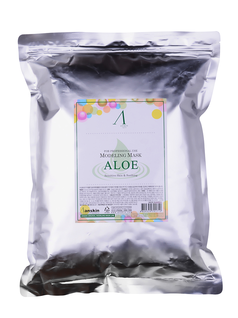 маска альгинатная с экстрактом алоэ anskin aloe modeling mask / refill маска альгинатная с экстрактом алоэ anskin aloe modeling mask / refillAloe Modeling Mask / Refill. Маска альгинатная с экстрактом алоэ успокаивающая (пакет) 1кг.<br><br>Интенсивно успокаивающая маска содержит комплекс аминокислот, сапонин, минеральных веществ, растительные экстракты и аллантоин, благодаря им положительно воздействует на эпителий кожи, значительно улучшает его, действуя успокаивающе и активно питая кожу. <br><br>Обладает бактерицидными и бактериостатическими свойствами.<br><br>Применение: Перед нанесением альгинатной маски кожу надо тщательно очистить. Под маску необходимо нанести активное косметическое средство, это может быть сыворотка, эмульсия, ампулы с активными веществами и т.п. подобранные специально исходя из решаемых проблем кожи. Под давлением маски эти средства лучше проникают в кожу. После того, как нанесенное средство впитается, накладывается альгинатная маска.<br><br>Положить порошок мерной чашкой и воду (или активатор) в миску в соотношении 1:0,8 (на 100 мл порошка 80 мл воды), быстрыми движениями перемешайте до однородной массы при помощи шпателя. При помощи шпателя нанесите маску слоем 3-5 мм на очищенную кожу лица, оставляя открытыми только ноздри. Наносить быстро, чтобы она не успела застыть. При нанесении маски на лицо рекомендуется двигаться по массажным линиям. Оставить маску на 20-25 минут до застывания. Удалить её одним пластом, от подбородка ко лбу. За 2-3 минуты до наложения маски рекомендуется наносить биоактивные сыворотки, кремы или гели.<br><br>В течение последующих 10-15 минут маска становится похожей на резину и немного уменьшается в объёме, этот процесс называется пластифицированием. Маска слегка стягивает кожу лица, но неприятными и тем более болезненными эти ощущения назвать нельзя, вы почувствуете приятный холодок и интенсивное увлажнение кожи. Альгинатная маска не требует смывания водой. Через 30-40 минут она легко снимается в виде мягкого пластичного слепка, повторяющего контуры лица или тела. Снять ее нужно одним движением снизу от подбородка вверх ко лбу. Волосы, ресницы и брови не приклеиваются к маске, поэтому снятие не представляет проблем. <br><br>После процедуры нанесения альгинатной маски кожа лица чувствует себя легко и комфортно. После снятия маски на лицо дополнительно наносят сыворотку, а затем эмульсию или крем исходя из вашего обычного ухода. <br><br>Содержит: диатомит, глюкозу, альгинат натрия, сульфат кальция, бетаин, оксид цинка, экстракт алоэ вера (1%) гидролизованный пшеничный глютен, экстракт солодки, аллантоин, бетаин, гиалуроновую кислоту, экстракт оливы.<br><br> <br><br>Вес г: 1000.00000000