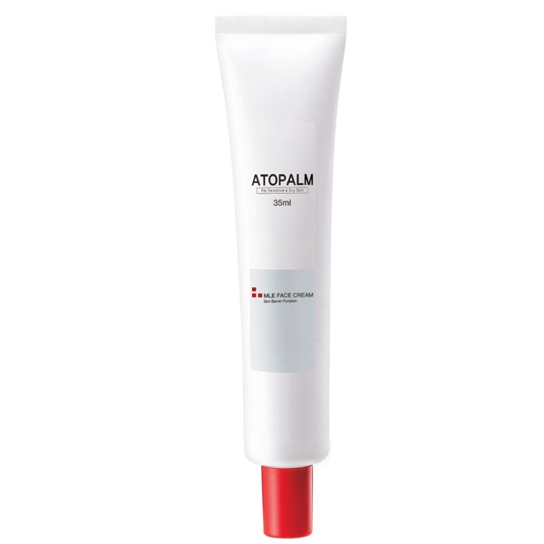 крем для лица и тела atopalm mle cream крем для лица и тела atopalm mle creamMLE Cream. Крем для лица и тела - скорая помощь для сухой и чувствительной кожи:<br>- МЛЕ деликатно встраивается в липидный слой кожи, восстанавливая нарушенную барьерную функцию;<br>- Возвращает ощущение комфорта при стягивании, сухости,шелушении и воспалении кожи;<br>- Превосходно впитывается, не оставляя блеска и липкости, некомедогенен;<br>- Сквален, энергетическое масло макадамии и виноградное масло гармонично увлажняют и питают кожу, восстанавливая мягкость и нежность;<br>- Экстракт портулака снимает воспаление и раздражение и способствует заживлению различных кожных высыпаний;<br><br>Рекомендован дерматологами при атопическом дерматите, псориазе для ежедневного ухода.<br>Подходит для ухода за детской кожей.<br>НЕ СОДЕРЖИТ СПИРТ И ПИГМЕНТЫ, ВМЕСТО ИСКУССТВЕННЫХ АРОМАТИЗАТОРОВ В ЕГО СОСТАВ ВКЛЮЧЕНЫ МАСЛА.<br><br>При нанесении на здоровую кожу МЛЕ многослойная эмульсия равномерно распределяется по поверхности рогового слоя и улучшает его барьерную и защитную функцию. При повреждении барьерного слоя, в зонах с отслоившимися чешуйками, эмульсия распределяется в роговом слое и сливается с межклеточными липидами. МЛЕ по структурному и химическому составу схожа с межклеточными липидами, поэтому легко встраивается в нарушенные слои естественных липидов и восстанавливает их нормальное строение.<br>- Сквален, витамин Е, энергетическое масло макадамии и виноградное масло синергетически воздействуют на сухую, раздраженную кожу и гармонично экстра-увлажняют и питают кожу, стимулируют микроциркуляцию кожи, возращая ей мягкость и нежность.<br>- Экстракт портулака снимает воспаление и зуд, способствует заживлению различных кожных высыпаний;<br>- Экстракт корня солодки оказывает противовоспалительное действие, снимает раздражение и отечность, успокаивает кожу, восстанавливает кровообращение и стимулирует выработку коллагена.<br> <br><br>Применение:<br>Необходимое количество крема, нанести на кожу тела и лица и массировать до полного впитывания. Регулярное использование позволит добиться оптимального уровня увлажненности кожи, восстановит ее барьерные функции и защитит от внешних раздражителей.<br> <br> Состав:<br> Aqua, Glycerin, Propanediol, Myristoyl/palmitoyl oxstearamide/arachamide MEA, Caprylic/capric triglyceride, Polyglyceryl-10 distearate, Glyceryl stearate, Cetearyl alcohol, Vitis vinifera seed oil, Jojoba seed oil, Portulaca oleracea extract, Olea europaea fruit oil, Hydrogenated vegetable oil, Phytosterols, Sodium hyaluronate, Tocopheryl acetate, Allantoin, Stearic acid, Carbomer, Arginine, Dimethicone, 1,2-hexanediol, Caprylyl glycol, Tropolone, Fragrance.<br><br>Внимание: Избегайте попадания в глаза.Только для наружного применения.<br>Дата производства: См. на упаковке<br>