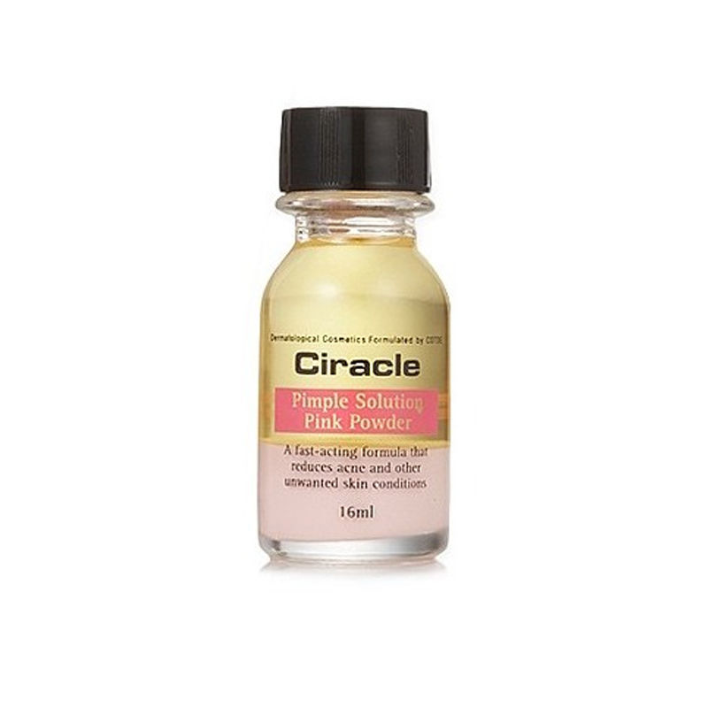 точечное средство против угрей ciracle pimple solution pink powder точечное средство против угрей ciracle pimple solution pink powderPimple Solution Pink Powder. Точечное средство против угрей<br><br>Средство для ухода за проблемными участками кожи, оказывает многоступенчатое действие: успокаивает воспаление и ускоряет его заживление, снимает покраснение и зуд, предупреждает дальнейшее распространение акне, а также оберегает ранку от проникновения в нее микробов и загрязнений.<br><br>В составе средства мощный противовоспалительный и антибактериальный комплекс:<br><br>Каламин – оказывает подсушивающее, обеззараживающее действие, уменьшает отеки, снимает раздражения и зуд, тормозит развитие патологических процессов, ускоряет регенерацию кожи, образует защитный слой, который препятствует действию раздражающих факторов, устраняет покраснения кожи.<br><br>Салициловая кислота – оказывает противовоспалительное, отшелушиваюшее и кератолитическое действие, обладает сильнейшим антибактериальным эффектом, поэтому эффективно справляется с лечением акне, растворяет кожный жир в порах; ускоряет регенерацию кожи.<br><br>Гликолевая кислота – отлично растворяет склеивающее клетки вещество, что позволяет ускорить обновление клеток и избавиться от мертвых частичек кожи, благодаря чему на поверхности остается новый, гладкий, помолодевший и более ровный слой кожи. Исчезают пигментные пятнышки, тонкие морщинки, появляется естественное свечение. Еще одно очень полезное свойство гликолевой кислоты – ее увлажняющее действие, так как кислота обладает способностью увеличивать уровень гиалуроновой кислоты в коже.<br><br>Экстракт мяты – освежает кожу, оказывает успокаивающее и болеутоляющее действие, что особенно актуально для чувствительной кожи и кожи, подверженной возникновению разнообразных раздражений. Экстракт мяты уменьшает отечность, стирает с лица следы стрессов и усталости, дарит приятную прохладу.<br><br>Аллантоин – смягчает роговой слой, способствует удалению отмерших клеток, ускоряет регенерацию, оказывает антиоксидантное, антисептическое, противовоспалительное действие.<br><br>Способ применения: Обмакнуть ватную палочку в розовую пудру и нанести ее на проблемные зоны, утром смыть теплой водой.<br><br>НЕ ВЗБАЛТЫВАТЬ!<br><br>Объём: 16 мл<br>