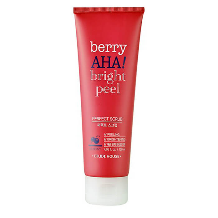скраб для лица etude house berry aha bright peel perfect scrab скраб для лица etude house berry aha bright peel perfect scrabBerry AHA Bright Peel Perfect Scrub — скраб, предназначенный для мягкого очищения кожи. Основное действие — удаление ороговевших частиц кожи и излишков кожного жира. Средство помогает избавиться т черных точек и угревой сыпи, выравнивает тон лица, осветляет темные круги под глазами и повышает иммунитет кожи.<br><br>Скраб ускоряет заживление ранок, предотвращает появление рубцов и снимает отеки; нормализует обменные процессы и защищает от свободных радикалов; дает легкий отбеливающий эффект.<br><br>Состав<br><br>Главный ингредиент — экстракт черники. Он замедляет процессы старения, витаминизирует и глубоко увлажняет кожу, укрепляет сосуды, сужает поры и регулирует выделение кожного сала. Черника снимает воспаления и отеки, оказывает противомикробное действие, защищает от воздействия внешних факторов (солнце, ветер, перепады температур).<br><br>Дополнительные компоненты:<br><br><br>молочная кислота борется с микробами, снимает воспаления, мягко отшелушивает отмершие клетки и укрепляет кожу, возвращает её сияние и эластичность, разглаживает морщинки, осветляет пигментные пятна и сужает поры;<br><br>экстракт центеллы повышает иммунитет кожи, ускоряет заживление повреждений, улучшает тон лица, нормализует обмен в клетках и «запускает» их обновление.<br><br><br>В составе нет вредных для организма компонентов.<br><br>Форма выпуска<br><br>Скраб находится в ярком красном тюбике. Крышка белая, отщелкивающаяся, устойчивая на плоской поверхности. Дозатор узкий.<br><br>Защита от вскрытия. Дозатор закрыт фольгой, сам тюбик запечатан прозрачной полоской.<br><br>Консистенция и запах<br><br>Белый кремообразный скраб с мягкой текстурой. Отшелушивающие частички мелкие, не травмируют кожу; после процедуры не остается раздражений и покраснений. Запах косметический, не интенсивный. Аромат исчезнет, когда вы смоете средство с кожи.<br><br>Способ применения: Скраб наносят на очищенную от косметики кожу, мягко массируют в течение нескольких минут и смывают теплой водой. Используют 1-2 раза в неделю.<br><br>Объём: 120 мл<br>