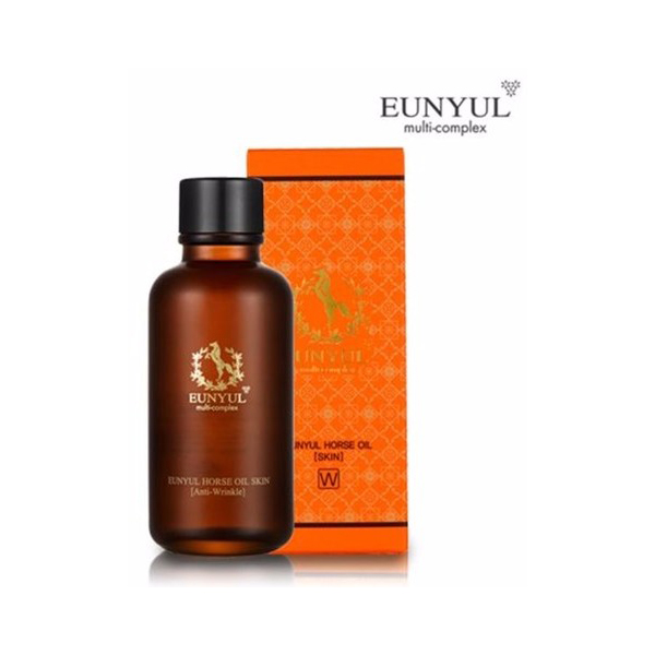 тонер для лица с лошадиным маслом eunyul horse oil skin тонер для лица с лошадиным маслом eunyul horse oil skinHorse Oil Skin. Тонер для лица с лошадиным маслом<br><br>Это – тонер на основе лошадиного масла. Подходит для любого типа, но особенно рекомендуется для сухой, склонной к шелушению и увядающей кожи. Предназначен для использования сразу после умывания, способствует глубокому увлажнению, питанию и восстановлению кожи, оберегает ее от появления шелушений, чувства стянутости и зуда.<br><br>Состав лошадиного жира близок к человеческому жиру, поэтому он быстро впитывается и хорошо воспринимается кожей и оказывает на нее благоприятное воздействие. Сразу при нанесении тонер увлажняет кожу, устраняет шелушения, питает и смягчает.<br><br>При регулярном применении улучшает обмен веществ и значительно ускоряет процесс обновления клеток кожи. Оказывает стимулирующее действие на выработку коллагена, благодаря чему кожа становится более упругой и эластичной, разглаживаются морщины, осветляется пигментация.<br><br><br>Характеристики товара<br><br><br><br><br>Возраст<br><br>от 35; от 45<br><br><br><br>Тип кожи<br><br>для всех типов; обезвоженная; увядающая<br><br><br><br>Функции<br><br>восстановление и регенерация; питание; смягчение; увлажнение; повышение эластичности; повышение упругости; сглаживание рельефа кожи<br><br><br><br>Несовершенства<br><br>сухость и обезвоживание; шелушения; морщины; потеря упругости<br><br><br><br><br><br>Способ применения: на очищенную кожу нанести легкими похлопывающими движениями.<br><br>Объем: 200 мл<br>