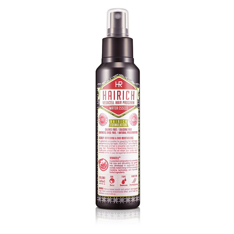 увлажняющая эссенция увлажняющая эссенцияVedacell Hair Program Water Essence. Увлажняющая эссенция<br><br>Серия HAIRICH VEDACELL HAIR PROGRAM содержит запатентованный комплекс растительных экстрактов (зеленый чай, имбирь, сосна, аир, хна, японский кипарис, арроурут, якорцы, амла), который препятствует выпадению, укрепляет и стимулирует рост волос. 5 видов аюрведических масел (кокоса, оливы, тыквенных семечек, подсолнечника) успокаивают, охлаждают кожу головы и придают волосам здоровое сияние.<br><br> <br><br>Все средства серии обладают приятным ароматом, который позволяет расслабиться и снимает накопленный за день стресс.<br><br> <br><br>Увлажняющая эссенция бережно ухаживает за волосами и кожей головы. Средство успокаивает проблемную кожу головы, снимая зуд и раздражение. Увлажняющая эссенция сертифицирована KFDA (Комитет по контролю качества продуктов питания и лекарственных препаратов Юж. Кореи) как средство, предназначенное для борьбы с выпадением волос и стимулирующее рост волос.<br><br> <br><br>Не содержит силиконы, сульфаты, красители<br><br> <br><br>Применение:<br><br>1. Тщательно встряхните средство перед применением. Распылите средство с расстояния 20см на волосы.<br><br>2. Тщательно встряхните средство перед применением. Распылите средство на кожу головы (2-3мл, примерно 20 нажатий на распылитель), помассируйте в течение 3 минут. Не смывайте. Подходит для ежедневного применения<br><br> <br><br>Меры предосторожности: Не используйте на поврежденной коже. При появлении следующих симптомов прекратите использование: раздражение, сыпь, покраснение, зуд. При попадании в глаза, немедленно промойте теплой водой.<br><br> <br><br>Состав: Water, Alcohol, PEG-40 Hydrogenated Castor Oil, Citric Acid, Salicylic Acid, Niacinamide, Lawsonia Inermis(Henna) Leaf Extract, Acorus Calamus Root Extract, Zingiber offinale (Ginger) Root Extract, Camellia Sinensis Leaf Extract. Equisetum Arvense Extract, Capsicum Annuum Fruit Extract, Disodium Edetate Hydrate, Fragrance<br><br> <br><br>Срок годности: 3 года<br><br>Дата окончания срока годности: см. на упаковке (гггг.мм.чч) <br><br> <br><br>Объем: 145 мл<br>