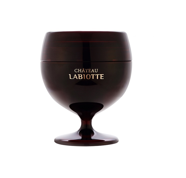 крем-щербет очищающий labiotte chateau wine sherbet cleanser крем-щербет очищающий labiotte chateau wine sherbet cleanserChateau Wine Sherbet Cleanser. Крем-щербет очищающий<br><br>Очищающий крем-щербет содержит экстракт вина Chateau Margaux, масло виноградных косточек, масло оливы и т.д.<br><br>Щербет-масло-эмульсия, очищение кожи в три этапа. Средство эффективно тонизирует, улучшает цвет лица и дарит коже сияние, насыщает влагой, необходимыми питательными веществами и стимулирует процессы регенерации. Препятствует потере влаги и сохраняет влагу в коже на долгое время.<br><br>Экстракт красного вина содержит аминокислоты и органические соеденения, богат микроэлементами - железом, цинком, марганцем и др.<br><br>Способ применения: нанесите средство на чистую кожу лица, мягко промассируйте. Умойтесь теплой водой или удалите средство мягкой тканью.<br><br>Объем: 80 мл<br>