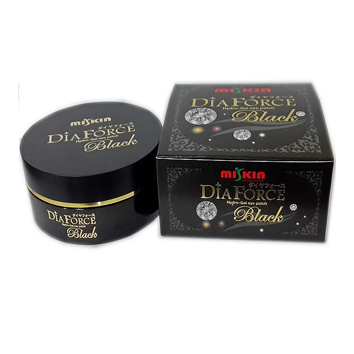 гидрогелевые патчи с черным жемчугом miskin dia force black hydrogel eye гидрогелевые патчи с черным жемчугом miskin dia force black hydrogel eyeGold Dia Force Black Hydrogel Eye. Гидрогелевые патчи с черным жемчугом<br><br>Уменьшают отечность и темные круги под глазами, интенсивно увлажняют кожу, повышают ее упругость и эластичность, имеют эффект лифтинга, разглаживают мимические и возрастные морщинки<br><br> <br><br>Специальная концентрированная эссенция в гидрогелевых патчах интенсивно увлажняет кожу на долгое время, оказывает лифтинговое и антивозрастное действие, разглаживает деликатную кожу вокруг глаз.<br><br> <br><br>Применение патчей для век убирает мешки и круги под глазами, возвращает коже упругость и разглаживает морщинки. Кожа увлажняется и мгновенно подтягивается.<br><br> <br><br>Активные компоненты:<br> <br><br><br>Черный жемчуг увлажняет, подтягивает кожу вокруг глаз, насыщает ее минералами, разглаживает морщины, устраняет эффект «усталой кожи».<br><br>Комплекс растительных компонентов обеспечивает коже вокруг глаз, которая особенно склонна к пересыханию, интенсивное увлажнение и насыщает ее необходимыми питательными веществами.<br> <br><br><br>Благодаря плотному прилеганию патчей, активные компоненты глубоко проникают в клетки кожи и естественным образом поглощаются. В процессе использования патчи подсыхают и постепенно становятся тоньше. Они могут долго находится на коже, не падая с нее во время сна или обычных домашних дел. Патчи имеют широкую форму, позволяя захватывать большой участок кожи под глазами с темными кругами у внутреннего угла глаза и с «гусиными лапками» у внешнего.<br><br> <br><br>Также патчи используют в носогубной части лица. Они обладают великолепной способностью визуально сглаживать морщины, будто бы заполняя их изнутри, и смягчать линии кожных заломов. Эффект заметен после первого применения.<br><br> <br><br>Маска подойдет в качестве SOS-ухода для моментального эффекта, а также для постоянного ухода. <br><br> <br><br>Способ применения: откройте средство, достаньте необходимое количество патчей. Используйте лопаточку, чтобы аккуратно вынимать патчи. Аккуратно нанесите патчи на кожу вокруг глаз или проблемную зону и расправьте легкими поглаживающими движениями. Оставьте средство на 20-30 минут, после этого, удалите средство и распределите остатки вещества массирующими движениями по коже.<br><br> <br><br>Объем: 1 упаковка (60 шт)<br>