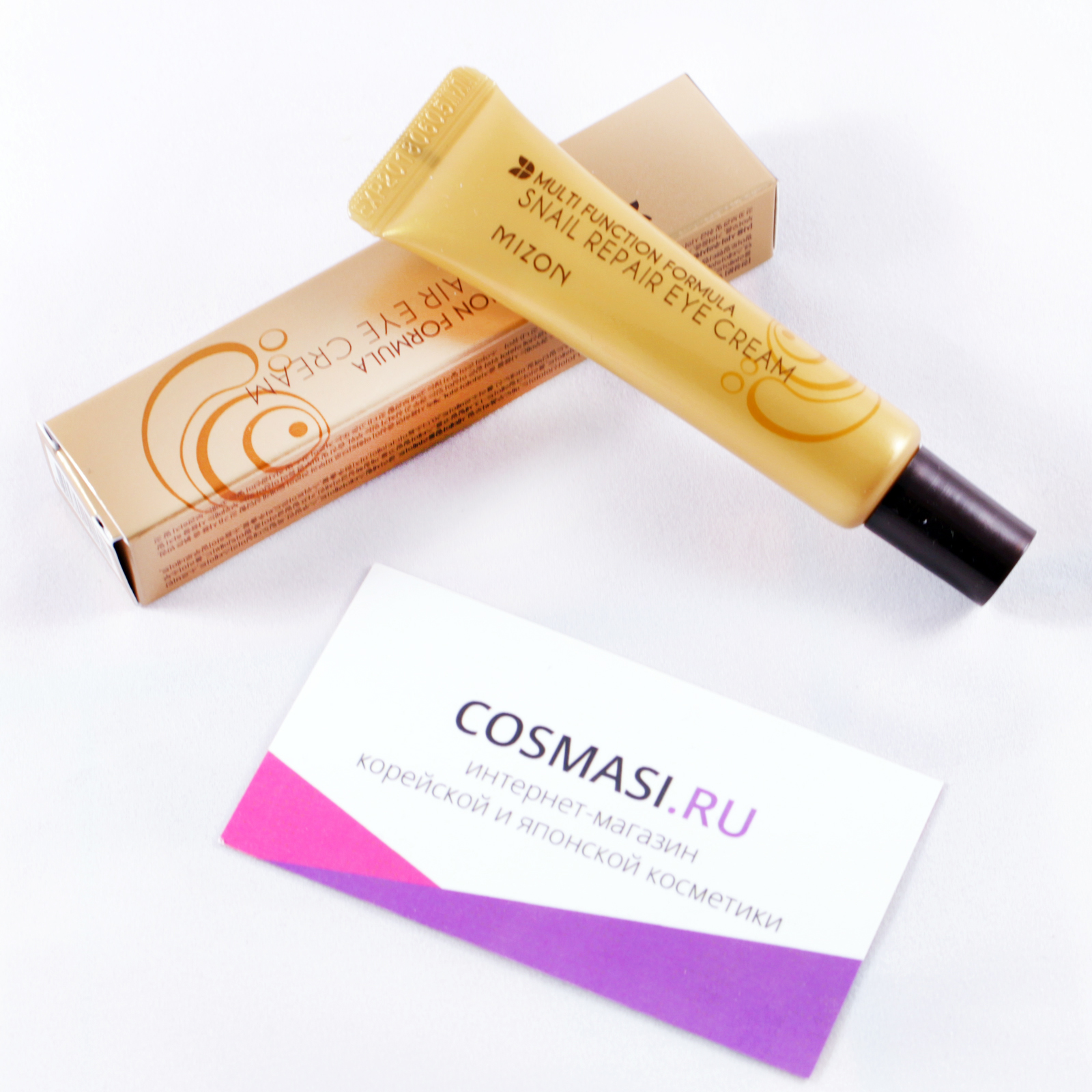 крем для глаз с экстрактом улитки (трэвел) mizon snail repair eye cream 15ml крем для глаз с экстрактом улитки (трэвел) mizon snail repair eye cream 15mlТрэвел-версия восстанавливающего крема Mizon Snail Repair Eye Cream для кожи вокруг глаз с 80%-ным содержанием фильтрата улиточной слизи и эпидермальным фактором роста (EGF). Крем бережно ухаживает за нежной кожей вокруг глаз, уменьшает мимические морщины и препятствует их появлению, увлажняет и защищает кожу от потери влаги. Крем осветляет темные круги и уменьшает пигментацию вокруг глаз, укрепляет кожу и улучшает ее эластичность. Небольшой тюбик крема удобно носить с собой и брать в путешествия.<br><br>Улиточный секрет (муцин) содержит большое количество высокоэффективных ингредиентов, позволяющих улитке быстро восстанавливаться после повреждений. Фильтрат улиточного секрета глубоко увлажняет кожу, повышает ее упругость и разглаживает мелкие морщины, увеличивая уровень эластина и коллагена в коже.<br><br>Крем Mizon Snail Repair Eye Cream содержит эпидермальный фактор роста - полипептид, состоящий из 53 аминокислот, и регулирующий обменные и восстановительные процессы. Эпидермальный фактор роста содержится в тканях человека и после 25 лет его количество уменьшается. Крем с EGF увеличивает рост клеток эпителия и эндотелия, способствует уменьшению мимических морщин, оказывает антивозрастное действие и поддерживает эластичность тонкой кожи вокруг глаз.<br><br>В состав крема Mizon Snail Repair Eye Cream 15 ml также входят: <br> <br><br><br>ниацинамид (витамин B3), осветляющий кожу и устраняющий пигментацию, разглаживающий мелкие морщины и увеличивающий синтез коллагена;<br><br>экстракт сладкого миндаля, содержащий протеины, подтягивающие кожу и выравнивающие микрорельеф;<br><br>масло пенника лугового, увлажняющее, смягчающее кожу и улучшающее ее структуру;<br><br>березовый сок, глубоко увлажняющий и тонизирующий кожу. <br><br><br> <br><br>Крем подходит для очень тонкой и чувствительной кожи вокруг глаз, не содержит искусственных красителей и ароматизаторов и не вызывает раздражения кожи.<br>