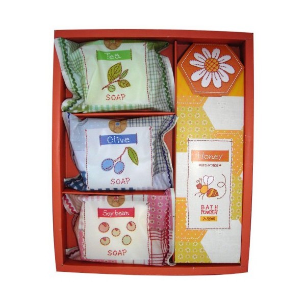 набор подарочный “спокойная жизнь” (средний) master soap yuttari life set middle набор подарочный “спокойная жизнь” (средний) master soap yuttari life set middleYuttari Life Set Middle. Набор подарочный “Спокойная жизнь” (средний) состоит из мыла: Соевые бобы, Зеленый чай, Олива и пудры для ванны с медом.<br> <br><br> 1. Косметическое туалетное мыло Соевые бобы<br><br>Мыло прекрасно очищает. Мыльная основа содержит только натуральные растительные компоненты.<br>За счет входящих в состав увлажняющих компонентов (пальмовое масло, экстракт соевых бобов, сквалан) предотвращает сухость и шелушение, великолепно смягчает кожу, делая ее гладкой и здоровой.<br><br>Меры предосторожности: не использовать при появлении покраснений, зуда, раздражения кожи. В случае возникновения аллергических реакций, прекратите использование мыла и проконсультируйтесь с дерматологом.<br><br>Состав: мыльная основа, вода, пальмовая жирная кислота, пальмоядровая жирная кислота, глицерин, хлорид натрия, этидронат 4Na, EDTA-4Na, сквалан, экстракт соевых бобов, BG, парфюмерная отдушка, оксид титана, краситель жёлтый 401.<br><br> 2. Косметическое туалетное мыло Зеленый чай<br><br>Мыло прекрасно очищает. Мыльная основа содержит только натуральные растительные компоненты.<br>За счет входящих в состав увлажняющих компонентов (пальмовое масло, экстракт зеленого чая, сквалан) предотвращает сухость и шелушение, великолепно смягчает кожу, делая ее гладкой и здоровой.<br><br>Меры предосторожности: не использовать при появлении покраснений, зуда, раздражения кожи. В случае возникновения аллергических реакций, прекратите использование мыла и проконсультируйтесь с дерматологом.<br><br>Состав: мыльная основа, вода, пальмовая жирная кислота, пальмоядровая жирная кислота, глицерин, хлорид натрия, этидронат 4Na, EDTA-4Na, сквалан, экстракт зелёного чая, этанол, парфюмерная отдушка, оксид титана, слюда, краситель синий 404, краситель жёлтый 205.<br>Обладает легким ароматом зеленого чая<br><br> 3. Косметическое туалетное мыло Олива<br><br>Мыло прекрасно очищает. Мыльная основа содержит только натуральные растительные компоненты.<br>За счет входящих в состав увлажняющих компонентов (пальмовое масло, оливковое масло, сквалан) предотвращает сухость и шелушение, великолепно смягчает кожу, делая ее гладкой и здоровой.<br><br>Меры предосторожности: не использовать при появлении покраснений, зуда, раздражения кожи. В случае возникновения аллергических реакций, прекратите использование мыла и проконсультируйтесь с дерматологом.<br><br>Состав: калийная мыльная основа, вода, пальмовая жирная кислота, пальмоядровая жирная кислота, глицерин, хлорид натрия, EDTA-4Na, этидронат 4Na, сквалан, оливковое масло, парфюмерная отдушка, оксид титана, порошок цвета ультрамарин.<br><br> 4. Пудра для ванны с мёдом<br> <br><br>Состав: сульфат натрия, оксид титана, PEG-400, полиакрилат натрия, силикат кальция, мёд, декстрин, парфюмерная отдушка, краситель красный 102, краситель жёлтый 4.<br><br>Способ применения: сначала наполните ванну (приблизительный объем 180-220 л), всыпьте порошок-пудру, хорошо размешайте, принимайте ванну.<br><br>Внимание при применении: При заболеваниях кожи, а также общих заболеваниях организма применяйте средство только после консультации с врачом. При покраснении, зуде, раздражении после применения прекратите использование средства и проконсультируйтесь с врачом-дерматологом. Не для приёма внутрь! Если Вы случайно выпили воду с растворённым в ней средством, запейте большим количеством воды и обратитесь к врачу. При попадании порошка-пудры в глаза, хорошо промойте глаза водой. <br><br>Храните в недоступных для детей местах. Используйте сразу после вскрытия упаковки. Используйте строго по назначению, только для принятия ванны. 20 г. *3 пакетика<br><br>Количество: мыло, 3х70 гр., пудра для ванны, 3х20 гр.<br><br>Вес г: 270.00000000