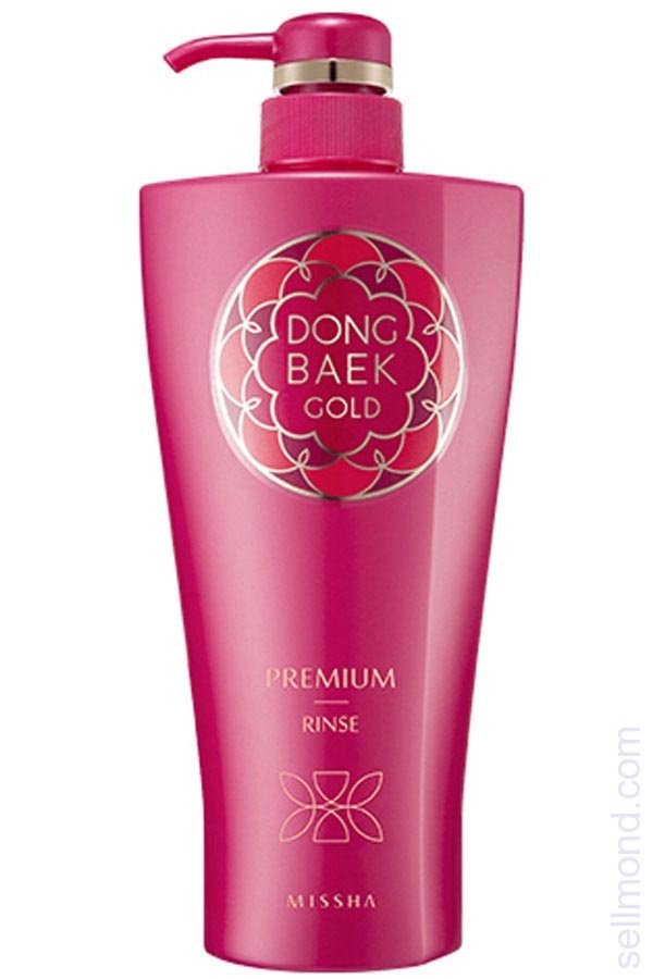 кондиционер для поврежденных волос missha dong baek gold premium rinse кондиционер для поврежденных волос missha dong baek gold premium rinseDong Baek Gold Premium Rinse. Кондиционер для поврежденных волос<br><br>Сушка феном, стайлинг, укладки, частое окрашивание, а также агрессивное воздействие окружающей среды приводят к сухости и тусклости волос, к их ослаблению и появлению секущихся кончиков. Чтобы волосы были красивыми – сияли естественным блеском, были гладкими и шелковистыми, без секущихся кончиков и жирных корней – необходим хороший шампунь, а также дополнительные средства по уходу за волосами.<br><br>Бальзам-ополаскиватель оказывает интенсивное восстанавливающее действие на волосы, он интенсивно питает и разглаживает поверхность волос, возвращает им эластичность, блеск и шелковистость. Предотвращает ломкость и выпадение волос. В составе бальзама натуральные масла камелии, жожоба и аргании, а также комплекс растительных экстрактов.<br><br>Масло камелии – восстанавливает естественный блеск волос, помогает им сохранять внутреннюю влагу, предотвращает ломкость волос и образование секущихся кончиков, лечит сухую кожу головы, избавляет от неприятного зуда и перхоти, защищает волосы от загрязнений окружающей среды. Масло камелии смягчает волосы и делает их послушными и податливыми для укладок и причесок.<br><br>Масло жожоба – подходит для любого типа волос. При жирных волосах масло очищает поры кожи головы от сала, а пересушенные, ломкие, секущиеся, окрашенные и ослабленные волосы – питает и восстанавливает. Масло проникает вглубь, насыщая и питая поры и волосяные фолликулы. Масло полностью впитывается кожей головы и волосами, не утяжеляя их и не создавая жирной пленки, поэтому подходит для частого применения. Масло жожоба защищает волосы от негативного воздействия внешних факторов, сохраняет влагу внутри.<br><br>Аргановое масло – питает и увлажняет волосы и кожу головы, укрепляет волосяные луковицы, восстанавливает поврежденную структуру волос, улучшает обменные процессы и ускоряет регенерацию клеток кожи головы, эффективно защищает волосы от УФ-излучения, высокой сухости или, наоборот, влажности воздуха. Аргановое масло для волос оказывает легкое противовоспалительное и успокаивающее действие, что положительно сказывается при раздраженной коже головы, исчезают шелушения и перхоть.<br><br>Бальзам создает на волосах защитное питающее покрытие, которое оберегает волосы от повреждения в результате частой окраски, завивки и природных факторов, таких как ультрафиолетовое излучение, загазованности атмосферы и т.д.). Волосы становятся мягкими, гладкими, послушными, хорошо расчесываются и не спутываются, приобретают красивый естественный блеск и жизненную силу.<br><br>Способ применения: Нанести бальзам на вымытые влажные волосы по всей длине, помассировать кожу головы, а затем тщательно смыть теплой водой.<br><br>Объём: 500 мл<br>