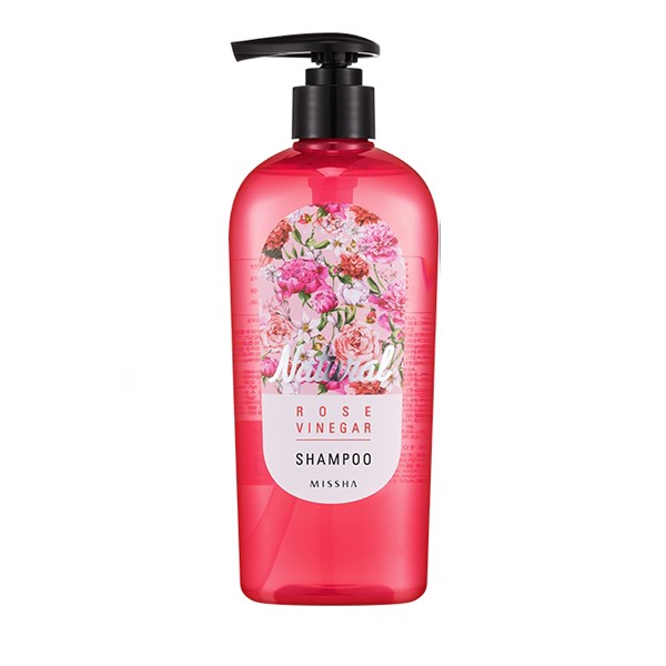 шампунь для волос с розой без силиконов missha natural rose vinegar shampoo шампунь для волос с розой без силиконов missha natural rose vinegar shampooNatural Rose Vinegar Shampoo. Шампунь для волос с розой без силиконов<br><br>Шампунь без силикона – это усиленное питание волос и кожи головы, так как им ничего не мешает воспринимать и поглощать все активные компоненты в составе средства. И если после первого мытья головы волосы не будут такими блестящими, как хотелось бы, то уже после нескольких применений волосы не только обретут естественный блеск, но и станут более сильными, упругими, здоровыми.<br><br>В составе шампуня без силикона содержит розовый экстракт, натуральный уксус, масла камелии и арганы.<br><br>Экстракт розы оказывает благотворное воздействие и на волосы, и на кожу головы: питает и увлажняет, стимулирует рост волос, придает им эластичность и блеск, восстанавливает ломкие волосы, избавляет от секущихся кончиков. Кроме того, экстракт розы защищает волосы и голову от негативного влияния ультрафиолета, оказывает антиоксидантное действие.<br><br>Натуральный уксус – чудодейственное средство для волос, позволяет сделать их блестящими и шелковистыми. Особенно необходим уксус для тех, у кого волосы тусклые и сухие. Через 2-3 недели применения шампуня с уксусом волосы становятся мягкими, послушными, сияющими. Так как в уксусе содержатся калий, магний, железо, бета-каротин, аминокислоты и энзимы, он оказывает восстанавливающее действие.<br><br>Масла арганы и камелии интенсивно питают и увлажняют кожу головы и волосы, помогают избавиться от сухой перхоти, устраняют зуд и раздражения, укрепляют корни волос, восстанавливают структуру. Масла делают волосы крепкими, блестящими и шелковистыми, защищают от агрессивного воздействия ультрафиолетовых лучей, минимизируют вред при использовании фена или утюжка.<br><br>Способ применения: Нанести шампунь на влажные волосы, помассировать несколько минут круговыми движениями, затем тщательно смыть.<br><br>Объём: 310 мл<br>