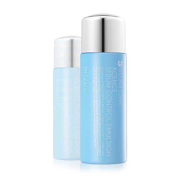 эмульсия для проблемной кожи mizon acence sebum control emulsion эмульсия для проблемной кожи mizon acence sebum control emulsionAcence Sebum Control Emulsion. Эмульсия для проблемной кожи<br><br>Легкая эмульсия предназначена для проблемной, жирной, чувствительной кожи.<br><br>Эффективно справляется со многими кожными проблемами, такими как: акне, угревая сыпь, раздражения, жирный блеск и закупоренные широкие поры. Регулирует выработку кожного жира.<br><br>Обеспечивая нежный уход за кожей, эмульсия смягчает и увлажняет кожу, благодаря входящей в состав гиалуроновой кислоте. Триклозан матирует кожу, защищая от надоедливого жирного блеска.<br><br>Регулярное использование эмульсии оказывает противовоспалительное действие, защищая от повторного возникновения кожных проблем.<br><br>Также эмульсия от Мизон избавляет от пигментных пятен, выравнивает тон лица и поверхность кожи.<br><br>После использования эмульсии кожа становится гладкой, упругой, сияет чистотой и здоровьем. Эмульсия хороша тем, что не забивает поры, так как не содержит минеральных масел. Подходит для ухода даже в летнюю жару.<br><br>Активные компоненты:<br><br><br>трипептид меди<br><br>гиалуроновая кислота<br><br>березовый сок<br><br>триклозан<br><br><br>Способ применения: Нанести эмульсию на лицо после очищения и тонизирования кожи, дождаться полного впитывания. Затем использовать уходовый крем.<br><br>Объём: 150 мл.<br>