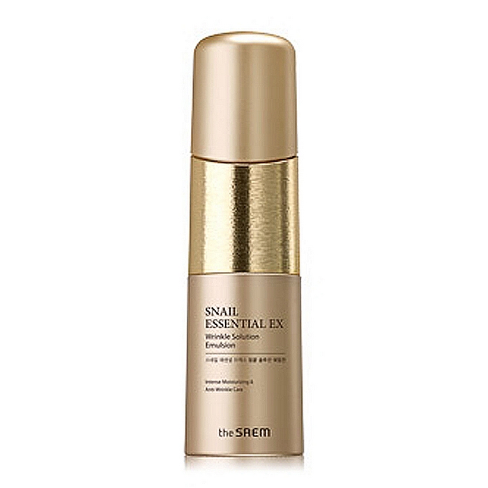 эмульсия антивозрастная the saem snail essential ex wrinkle solution emulsion эмульсия антивозрастная the saem snail essential ex wrinkle solution emulsionSnail Essential EX Wrinkle Solution Emulsion. Эмульсия антивозярастна с улиткой.<br><br>Эмульсия с нежной текстурой обладает мощным омолаживающим действием, восстанавливает структуру эпидермиса, ускоряет синтез коллагена и эластина, разглаживает рельеф кожи, устраняя морщины и возвращая коже упругость, защищает кожу от агрессивного воздействия свободных радикалов и процессов разрушения. <br><br>Эмульсия от The Saem из новой серии средств Snail Essential EX Wrinkle Solution – для эффективной борьбы со старением кожи. Средства оказывают многофункциональное действие, главные из которых: увлажнение и регенерация кожи, разглаживание морщин и отбеливание нежелательной пигментации. <br><br>В составе эмульсии, как и остальных средств, мощный комплекс антивозрастных компонентов: <br><br>Высококонцентрированный экстракт золотой улитки – природный компонент с эффективным оздоравливающим и омолаживающим воздействием. Способствует восстановлению поврежденной кожи, синтезу новых соединительных тканей. Улиточный экстракт увлажняет, питает, смягчает, успокаивает и одновременно тонизирует кожу, делает ее упругой и эластичной, разглаживает морщины, осветляет пигментацию и выравнивает тон кожи, предупреждает появление рубцов и пятен пост-акне, дарит коже естественное сияние. Еще одно удивительное свойство улиточной слизи – способность обеззараживать поверхность кожи, склеивая между собой бактерии и нейтрализуя их жизнеспособность и проникновение в кожу. <br><br>Коллаген – белок, строительный материал кожи, его волокна обеспечивают коже механическую прочность, плотность и эластичность. Косметические средства, насыщающие кожу коллагеном извне, запускают процессы синтеза собственного коллагена, устраняют сухость кожи, способствуют омоложению кожи, устранению морщин и коррекции контуров лица. <br><br>Аденозин – поддерживает клеточную активность, способствует устранению морщин: мелкие разглаживаются, а глубокие становятся менее выраженными. Аднеозин – очень эффективный компонент антивозрастной косметики, так как он не разрушается под воздействием тепла и света, поэтому подходит и для дневного ухода за кожей, не теряя своих свойств. <br><br>Гиалуроновая кислота – важная составляющая для полноценного функционирования клеток, интенсивно увлажняет кожу, ускоряет синтез коллагена и эластина, способствует заживлению ран, влияет на иммунные реакции, защищает клетки от свободных радикалов, оберегает кожу от преждевременного старения. Гиалуроновая кислота создает на поверхности кожи незаметную тончайшую пленку, которая предотвращает испарение воды, сохраняя влагу внутри, при этом она не закупоривает поры кожи, а также способствует более глубокому проникновению других активных компонентов косметики. <br><br>Комплекс ягодных экстрактов – наполняет кожу рук витаминами, увлажняет и питает ее, смягчает, осветляет, оказывает антиоксидантную защиту и оберегает от агрессивного воздействия УФ-излучения. <br><br>При регулярном использовании эмульсии выравнивается рельеф кожи, сокращаются мимические морщины, кожа наполняется силой, становится шелковистой, свежей, более светлой. <br><br>Способ применения: Нанести эмульсию на очищенную и тонизированную кожу лица.<br>