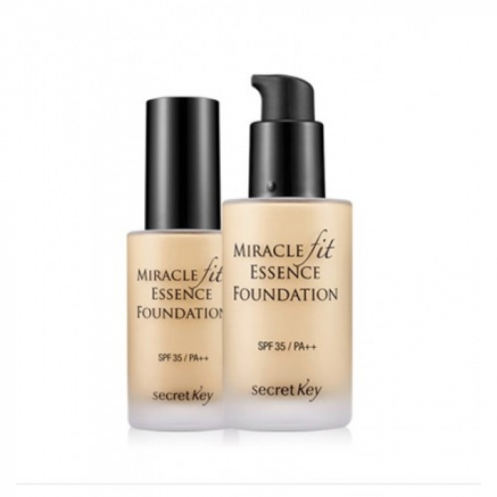 тональная основа жидкая secret key miracle fit essence foundation тональная основа жидкая secret key miracle fit essence foundationMiracle Fit Essence Foundation. Тональная основа жидкая<br><br>Универсальная тональная основа – великолепное средство для создания безупречного макияжа и одновременного ухода за кожей. Создавая ровное, шелковистое покрытие, основа скрывает мелкие кожные несовершенства, такие как неровности кожи, следы постакне, веснушки, купероз.<br><br>Нанесенная основа выравнивает поверхность кожи и служит чистым холстом для нанесения тональных средств и дальнейшего макияжа.<br><br>Солнцезащитный фильтр SPF35 PA++ убережет кожу от агрессивного воздействия ультрафиолета, появления покраснений, пигментации и фотостарения.<br><br>В составе основы комплекс натуральных компонентов – масел и экстрактов.<br><br>Экстракт зеленого чая – мощный природный антиоксидант, защищает кожу от негативного воздействия свободных радикалов. Воздействуя на самые глубокие слои эпидермиса, увлажняет и питает кожу, регулирует работу сальных желез, оказывает противовоспалительное, антибактериальное и регенерирующее действие, уменьшает раздражение и шелушение кожи.<br><br>Масло какао – питает и смягчает кожу, оказывает омолаживающее и регенерирующее действие, устраняет сухость и шелушения, защищает кожу от агрессивного воздействия УФ-лучей, от пыли и грязи. Регулярное использование масла какао делает кожу мягкой и бархатистой, упругой и эластичной.<br><br>Масло ши – глубоко питает и увлажняет кожу, разглаживает ее и смягчает, помогает укрепить тургор кожи и сокращает выраженность морщин. Крем защищает кожу от пересушивания и обветривания.<br><br>Ниацинамид – высокоэффективный осветляющей компонент, безопасный для кожи, осветляет пигментацию, уменьшает покраснения и следы пост-акне. Запускает процессы мощного клеточного обновления, стимулирует синтез коллагена, восстанавливает барьерную функцию кожи и уменьшает потерю влаги, улучшает эластичность, уменьшает видимые проявления старения, регулирует выработку кожного сала и устраняет жирный блеск лица.<br><br>Аденозин – поддерживает клеточную активность, способствует устранению морщин: мелкие разглаживаются, а глубокие становятся менее выраженными. Аднеозин – очень эффективный компонент антивозрастной косметики, так как он не разрушается под воздействием тепла и света, поэтому подходит и для дневного ухода за кожей, не теряя своих свойств.<br><br>Варианты основы:<br><br><br>21 Light Beige – светлый беж<br><br>23 Natural Beige – натуральный беж<br><br><br>Способ применения: Нанести на кожу и тщательно распределить при помощи спонжа.<br><br>Объём: 30 мл<br>