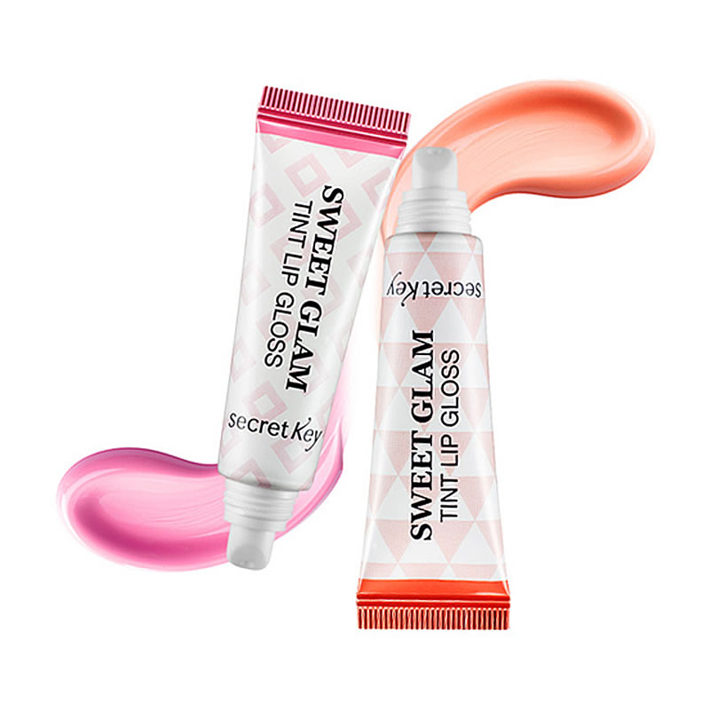 блеск для губ secret key sweet glam tint lip gloss блеск для губ secret key sweet glam tint lip glossSweet Glam Tint Lip Gloss. Блеск для губ<br><br>Тинт для губ разработан специально для создания насыщенного, но в то же время естественного оттенка. Высокофункциональное средство подарит вашим губам сияющий блеск, объем и профессиональное увлажнение.<br><br>По заявлению производителя, при разработке формулы мультиактивного тинта использовались инновационные технологии, благодаря которым средство может «подстраиваться» под индивидуальную степень увлажненности кожи. Эта особенность позволяет максимально проявиться цветовому пигменту блеска. Оттенки продукта на губах каждой женщины будут выглядеть по-разному, в зависимости от пигментации кожи.<br><br>Тинт отличается нежным ароматом и приятной нелипкой текстурой, которая не вызывает ощущения дискомфорта. Тюбик тинта оснащен удобным плотным аппликатором. Он идеально прокрашивает губы и экономно расходует средство.<br><br>Средство на базе натуральных экстрактов равномерно ложится на кожу, заполняет микротрещинки, визуально делает кожу невероятно гладкой. Персиковые оттенки блеска придадут губам ухоженный вид и мгновенно создадут притягательный образ. Сочный цвет сохранится на губах в течение всего дня.<br><br>Способ применения: Откройте тюбик, выдавите небольшое количество тинта. Нанесите средство на чистую сухую кожу губ, начиная с одного уголкаи плавно переходя к другому. Заполните цветом середину губ.<br><br>Объём: 10 мл<br>