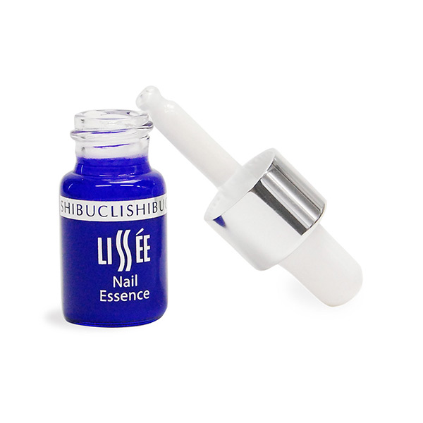 эссенция для ухода за ногтями shibucli nail essence эссенция для ухода за ногтями shibucli nail essenceNail Essence. Эссенция для ухода за ногтями<br><br>Эссенция обеспечивает комплексный уход за ногтями: мягко восстанавливает поврежденные ногти, увлажняет, питает, придает блеск и сияние.<br><br>Активные компоненты:<br><br><br>Экстракт плаценты и олигопептиды-41 питают ногти, предотвращают расслаивание и ломкость, способствуют их восстановлению. Делают ногти крепкими, гладкими и блестящими.<br><br>Кератин и гидролизованный коллаген увлажняют и защищают ногти и околоногтевые ткани.<br><br>4 вида растительных масел (плодов оливы, семян подсолнечника, семян винограда, баобаба) - увлажняющие и питательные компоненты.<br><br>Серицин - белок, входящий в состав шелка. Состоит из аминокислот, входящих в NMF (Натуральный увлажняющий фактор). Улучшает состояние ногтей и кутикулы, восстанавливает поврежденные ногти.<br><br><br>Не содержит силикона, парабенов, ПАВ, синтетических красителей и отдушек.<br><br>Способ использования: наберите средство с помощью пипетки и распределите по ногтям.<br><br>Меры предосторожности: перед использованием обязательно убедитесь, нет ли на ногтях изменений. Прекратите использование при появлении красноты, опухоли, раздражения, зуда, изменения цвета ногтей. В случае возникновения аллергических реакций, прекратите использование средства и проконсультируйтесь с дерматологом. Храните в недоступном для детей месте, вдали от прямых солнечных лучей при температуре, приближенной к комнатной.<br><br>Объем: 8 мл<br>