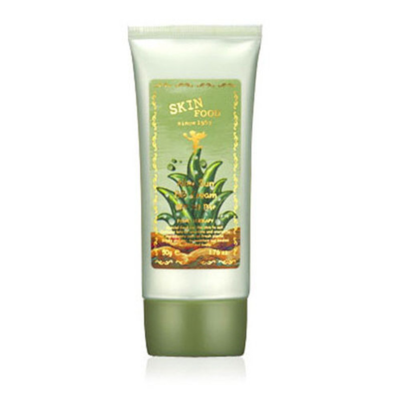 крем бб с экстрактом алое skin food aloe sun bb cream крем бб с экстрактом алое skin food aloe sun bb creamЗамечательный успокаивающий и увлажняющий Aloe Sun BB Cream особенно подходит для чувствительной кожи, склонной к раздражениям.<br><br>Крем дает естественное покрытие, хорошо распределяется по коже, обеспечивает длительное матирование, скрывает поры и покраснения, заметно выравнивает тон кожи.<br><br>Входящий в его состав экстракт алоэ обладает сильнейшим противовоспалительным, антивирусным и антигрибковым действием, успокаивает и снимает напряжение у чувствительной кожи, а также открывает и очищает поры, снимает воспаления, залечивает угри.<br><br>За счет входящих в его состав полисахаридов, алоэ вера прекрасно увлажняет и питает кожу, активирует местный иммунитет, надежно защищая кожу от неблагоприятных факторов внешней среды и УФ-излучения.<br><br>Крем оказывает терапевтическое действие, во время его использования кожа становится здоровее, исчезают раздражения.<br><br>Выпускается в 2-х оттенках:<br><br><br>№1 – Radiant Skin (светлый с желтоватым подтоном)<br><br>№2 – Natural Skin (бежевый с розоватым подтоном)<br><br><br>При регулярном применении крема заметно повышается эластичность и упругость кожи, исчезают мелкие морщины и заметно сглаживаются глубокие, осветляется пигментация.<br><br>Способ применения: Нанести крем на очищенную и тонизированную кожу, равномерно распределить и подождать несколько минут, пока крем усядется, затем продолжить нанесение макияжа.<br><br>Вес: 50 г<br><br>Вес г: 50.00000000