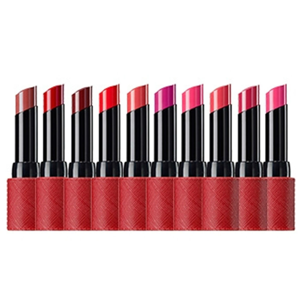 помада для губ матовая the saem kissholic lipstick s помада для губ матовая the saem kissholic lipstick sKissholic Lipstick S. Помада для губ матовая<br><br>В последнее время матовые помады все активнее заменяют глянцевые, и это не удивительно. Матовая помада является универсальным вариантом, может использоваться в любое время суток, будет уместна на любом мероприятии. Также матовая помада сочетается с любым макияжем и стилем одежды. Кроме того, матовые помады гораздо устойчивее, их не надо обновлять после каждой выпитой чашки кофе.<br><br>Однако, матовая помада требует, чтобы кожа губ была безупречной. Для тех, кто не уверен, что помада будет ровно покрывать губы, существует промежуточный вариант – полуматовая помада. Она более устойчива, чем блеск для губ и глянцевая помада, создает достаточно плотное покрытие, при этом не подчеркивает шелушения и не выделяет складочки на коже.<br><br>Помада от The Saem – это палитра ярких потрясающих оттенков. Роскошная текстура помады дарит губам глубокий цвет и бархатистое покрытие, делает губы сочными, манящими. Кроме того, позволяет создать эффект зацелованных губ.<br><br>В составе помады масла манго, ши и какао, которые глубоко питают кожу, увлажняют и смягчают ее, разглаживают. При регулярном применении помады кожа губ становится более упругой и эластичной, без трещинок и шелушений.<br><br>Палитра оттенков:<br><br><br>01. PK01 Bat Girl<br><br>02. CR01 Best Seller<br><br>03. PK02 Be Pleasure<br><br>04. PK03 Little Blossom<br><br>05. RD01 Brave Heart<br><br>06. RD02 Red Velvet<br><br>07. RD04 Rose Addict<br><br><br>Способ применения: Нанести на чистую сухую кожу губ.<br><br>Вес: 4,1 г<br><br>Вес г: 4.10000000