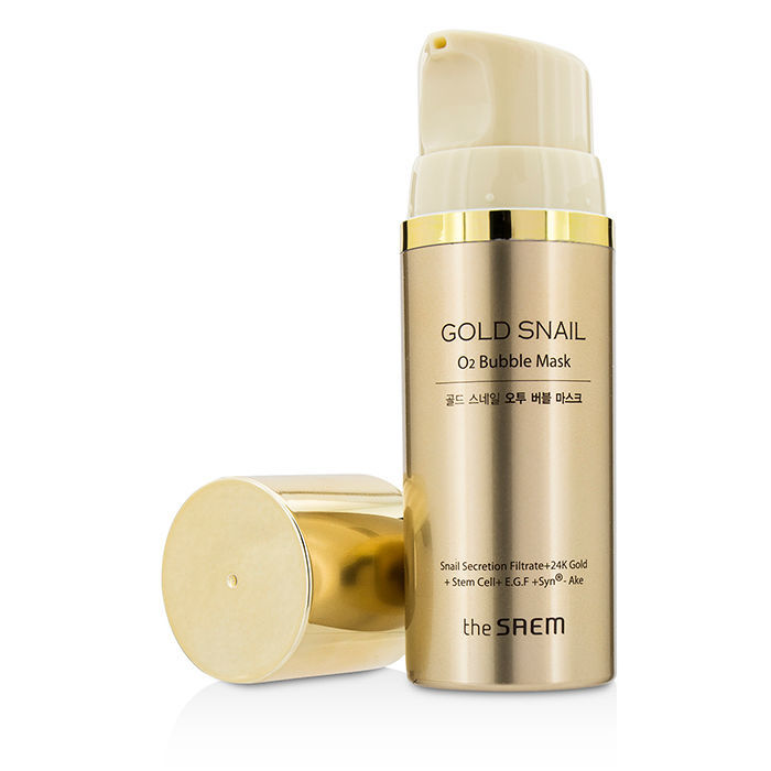 маска кислородная с муцином улитки the saem gold snail o2 bubble mask (jumbo) маска кислородная с муцином улитки the saem gold snail o2 bubble mask (jumbo)Gold Snail O2 Bubble Mask (Jumbo) . Маска кислородная с муцином улитки<br><br>Омолаживающая маска, глоток кислорода для тусклой, уставшей, подверженной стрессам кожи. Кислород на клеточном уровне возобновляет структуру поврежденной клетки, помогает коже сохранить красоту и молодость надолго.<br><br>Маска, созданная по уникальной технологии, при соприкосновении с кожей и под воздействием воздуха превращается в нежную кислородную пенку. Тысячи маленьких пузырьков насыщают кожу не только кислородом, но и всеми теми компонентами, которые входят в состав маски.<br><br>Муцин улитки – оказывает выраженное омолаживающее действие. Он ускоряет синтез коллагена и эластина, помогает уменьшить глубину морщин, разглаживая рельеф кожи, возвращает коже упругость; помогает справиться с пигментными пятнами, значительно осветляя их и уменьшая их размеры; является противовоспалительным компонентом, способствует заживлению кожных раздражений, устраняет шелушения. Муцин улитки – мощный антиоксидант, защищает кожу от агрессивного воздействия свободных радикалов и процессов разрушения.<br><br>24K Gold– улучшает и ускоряет проникновение в кожу активных компонентов патчей, выступая в роли проводника. Кроме того, золото является ценным компонентом, оно насыщает кожу кислородом, усиливает микроциркуляцию крови, выводит токсины и шлаки – кожа обновляется на клеточном уровне, процессы старения замедляются.<br><br>Стволовые клетки растений – стимулируют деление клеток базального слоя эпидермиса, активизируют естественный синтез коллагена и эластина. Как результат – кожа дольше сохраняет свою упругость, а при уже начавшихся процессах увядания омолаживается и подтягивается<br><br>EGF – эпидермальный фактор роста, увеличивает скорость появления и рост новых клеток эпидермиса, замедляет процесс старения кожи, устраняет причину изменения структуры кожи и омолаживает ее на клеточном уровне.<br><br>Syn-Ake – синтетический пептид, имитирующий действие змеиного яда, воздействует на нервные импульсы, которые отвечают за сжатие кожи (из-за которых и образуются морщины). Пептид блокирует эти импульсы и расслабляет мускулатуру кожи, благодаря чему рельеф кожи восстанавливается, морщины разглаживаются изнутри, предотвращается появление новых морщин.<br><br>Способ применения: Нанести маску сухими чистыми руками на чистую сухую кожу, аккуратно помассировать, затем смыть теплой водой.<br><br>Объём: 105 мл<br><br>Вес г: 105.00000000