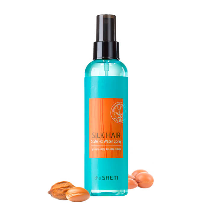 спрей для укладки волос the saem silk hair style fix water spray спрей для укладки волос the saem silk hair style fix water spraySILK HAIR Style Fix Water Spray. Спрей для укладки волос<br><br>Безупречная прическа – это, главным образом, чистые и здоровые волосы. Но чтобы роскошные волосы собирались в красивую прическу и не теряли форму спустя короткое время, нужно и хорошее укладочное средство. The Saem заботится о здоровье и красоте волос, поэтому постоянно пополняет уходовые и укладочные средства новыми продуктами. Одно из них – спрей для укладки.<br><br>Он позволяет придать локонам нужную форму, при этом, волосы не теряют свой природный блеск (он даже усиливается), а также оказываются защищенными от негативного воздействия окружающей среды.<br><br>Спрей для укладки рекомендован для тонких волос, а также для волос ослабленных и поврежденных.<br><br>В составе спрея:<br><br><br>аргановое масло,<br><br>кератин,<br><br>протеины шелка, <br><br>экстракты лаванды, ромашки, розмарина, зеленого чая, шалфея, алоэ вера.<br><br><br>Масло арганы – питает и увлажняет волосы и кожу головы, эффективно защищает волосы от воздействия внешней среды (УФ-излучение, сухость или влажность воздуха), укрепляет волосяные луковицы, восстанавливает поврежденную структуру волос, улучшает обменные процессы и ускоряет регенерацию клеток кожи головы; оказывает легкое противовоспалительное и успокаивающее действие, что положительно сказывается при раздраженной коже головы, исчезают шелушения и перхоть.<br><br>Кератин – белок, основной компонентом волоса, который с возрастом, а также от агрессивного воздействия окружающей среды, частых окрашиваний, фенов и утюжков перестает вырабатываться в (сухого воздуха, хлорированной воды, солнечных лучей), а также окрашивания, сушки феном и т.п. приводит к тому, что количество естественного кератина в волосе снижается, что приводит к тусклости и ломкости волос. Ухаживающие средства с кератином возвращают волосам утраченный блеск, наполняют их силой, придают объём, делают послушными.<br><br>Протеины шелка – снабжают волосы необходимыми питательными веществами, восстанавливают поврежденные участки, разглаживают и полируют поверхность, наполняют волосы блеском, делают их упругими и эластичными, создают вокруг волоса невидимую защиту от агрессивного воздействия окружающей среды, предупреждают появление секущихся кончиков, ломкость и ослабление волос.<br><br>Экстракты лекарственных растений наполняют волосы и кожу головы витаминами, оказывают противовоспалительное и успокаивающее действие, увлажняют, питают, а также оказывают антиоксидантную защиту.<br><br>Способ применения: Встряхнуть флакон и равномерно распылить лак на влажные или сухие волосы.<br><br>Объём: 200 мл<br>