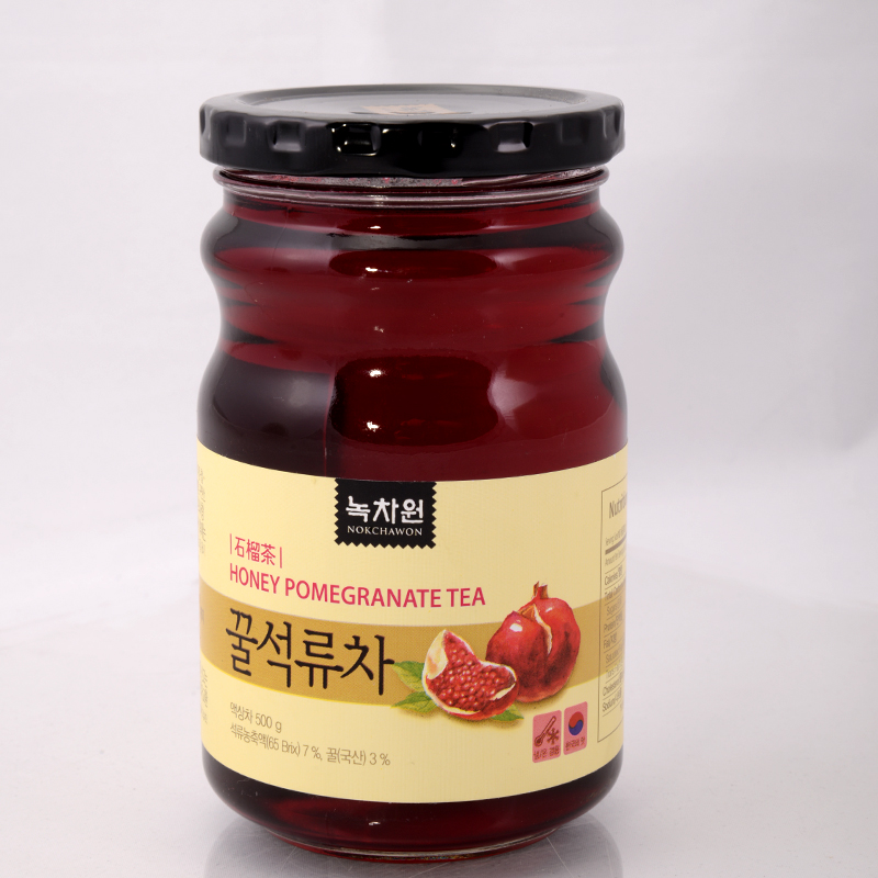 напиток из граната с медом nokchawon honey pomegranata tea напиток из граната с медом nokchawon honey pomegranata teaHoney Pomegranata Tea. Гранатовый напиток с медом Nokchawon – это отличная диетическая альтернатива чаю и кофе. Напиток благотворно влияет на сердце, улучшает физическое состояние, действует как общеукрепляющее средство и помогает сохранять душевное спокойствие при стрессах.<br><br>Гранат содержит множество полезных для организма человека веществ (витамины группы В, большое количество витамина С, РР, а также провитамин А (каротин)), которые участвуют в обменных процессах в организме и оказывают нормализующее действие на обмен жиров и углеводов.<br><br>Гранат богат антиоксидантами, которые предупреждают повреждение и старение клеток. Содержащиеся в гранате фитоэстрогены помогают нормализовать уровень эстрогена в женском организме и предупредить раннее старение. Также, сок граната богат флавоноидами, обладающими антиоксидантными свойствами, которые борются со свободными радикалами, способствующими развитию эндокринных и нервных заболеваний.<br><br>Гранатовый напиток с медом Nokchawon хорошо помогает при ослабленном иммунитете, атеросклерозе, анемии, бронхиальной астме, а также расстройствах желудочно-кишечного тракта.<br><br>Выпускается в стеклянных банках для домашнего использования и в фольгированных пакетиках порционно для удобного использования в поездках.<br><br>Не является БАДом, не содержит ГМО<br><br> <br><br>Способ применения: размешать 2-3 ложки (20г) в чашке горячей или холодной воды (80 мл).<br><br>Масса нетто: упаковка – банка: 500г ;<br><br>Вес г: 500.00000000
