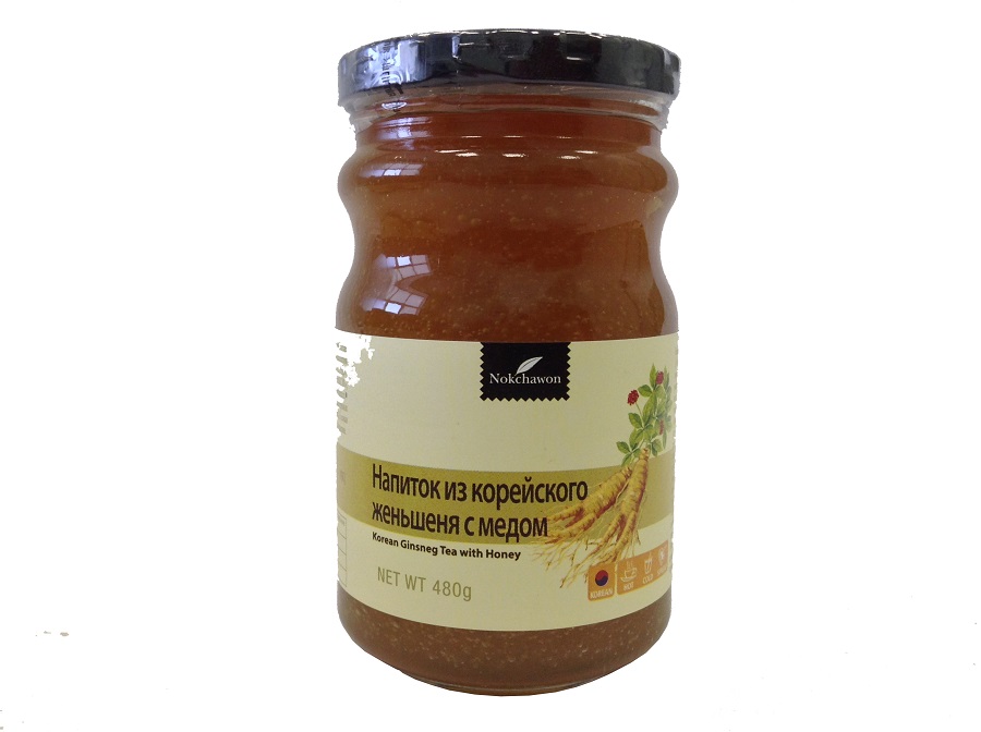 напиток из корейского женьшеня с медом nokchawon korean ginseng tea with honey напиток из корейского женьшеня с медом nokchawon korean ginseng tea with honeyKorean Ginseng Tea with Honey. Напиток компании Nokchawon с корейским женьшенем и медом – это продукт в виде джема из качественных органических ингредиентов, произведенных в экологически-чистой зоне Южной Кореи.<br><br>Корейский женьшень обладает уникальными, полезными для организма свойствами:<br><br>- Корень женьшеня восстанавливает силы и снимает усталость, улучшает общее физическое состояние, что важно при повышенной умственной и физической работе, для пожилых людей и людей в период восстановления после болезни.<br><br>- Регулярный прием женьшеня повышает гемоглобин, что важно при малокровии, улучшает кровообращение, снижает уровень холестерина и нормализует артериальное давление.<br><br>- Помогает в борьбе со стрессами при хронической усталости, при нервно-психическом истощении, снимает тревогу и успокаивает нервы<br><br>- Женьшень устраняет обезвоженность организма и чувство жажды, повышает эффективность противодиабетических препаратов и улучшает функцию селезенки, помогает синтезировать инсулин в B-клетках поджелудочной железы. -способствует улучшению работы желудочно-кишечного тракта, укрепляет легкие, способствует выздоровлению при заболеваниях дыхательных путей.<br><br>- Женьшень выводит токсины, снимает отечность, повышает иммунитет и замедляет процесс старения клеток. Воздействует на все виды раковых клеток.<br><br>Напиток из Корейского Женьшеня с Медом – это хорошее средство для профилактики вирусных и инфекционных заболеваний в осенне-зимний период. <br><br>Не является БАДом, не содержит ГМО<br><br> <br><br>Способ применения: 2-3 ложки (20г) смешать с теплой или холодной водой (80 мл). Напиток по консистенции похож на джем, можно намазывать его на хлеб как варенье.<br><br>Масса нетто: упаковка – банка: 500 г.<br><br>Вес г: 500.00000000