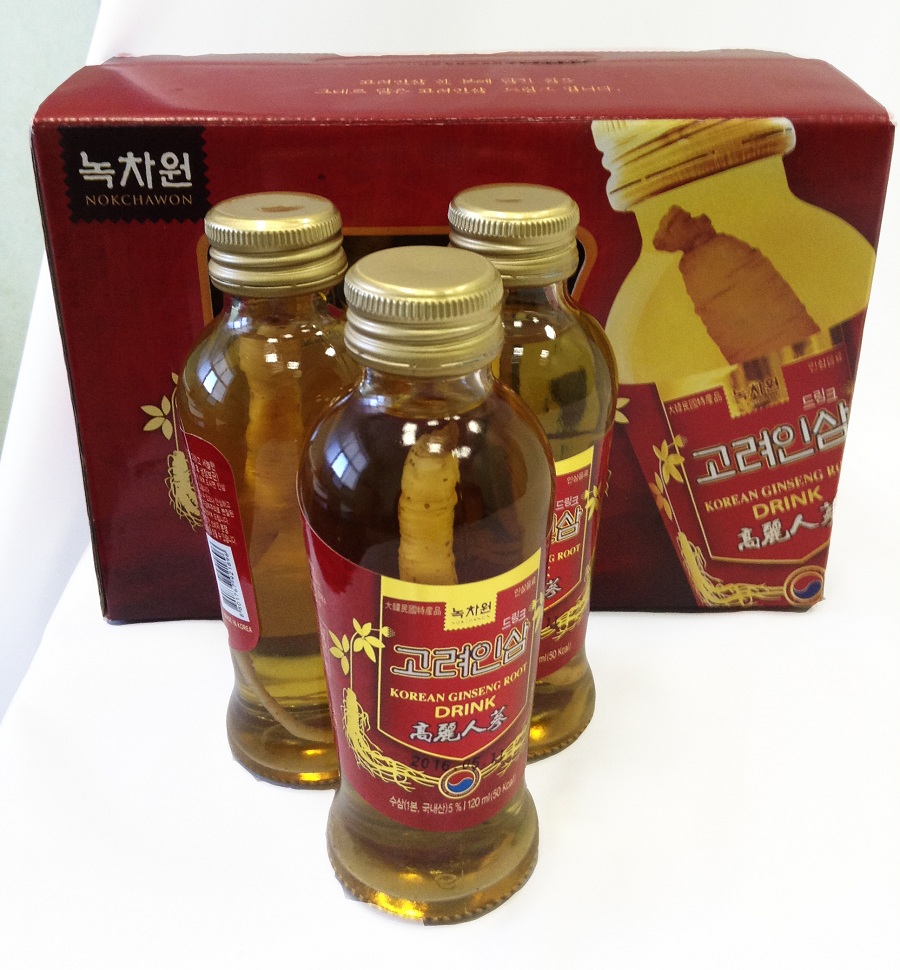 напиток тоник с корнем корейского женьшеня nokchawon korean ginseng root drink напиток тоник с корнем корейского женьшеня nokchawon korean ginseng root drinkKorean ginseng root drink. Этот высококачественный безалкогольный напиток-тоник с 3-х летним корнем корейского женьшеня внутри бутылки является натуральным и слегка подслащенным оздоравливающим тонизирующим средством для быстрого восполнения энергии в организме. Он не только прекрасно утоляет жажду, но и является общеукрепляющим средством, стимулирующим иммунную систему. Содержит витамины В1, В2, и С. Не является БАДом, не содержит ГМО.<br><br>Способ применения: 1-2 раза в день. Перед употреблением для освежающего эффекта можно положить в холодильник на 1-2 часа. При желании можно употреблять в теплом виде, предварительно подогрев бутылочку в кружке с горячей водой. Перед употреблением встряхнуть. Корень женьшеня можно жевать.<br><br>Объем: 6 бут х 120 мл. Напиток может иметь небольшой осадок, т.к. в его состав входит корень женьшеня. <br>