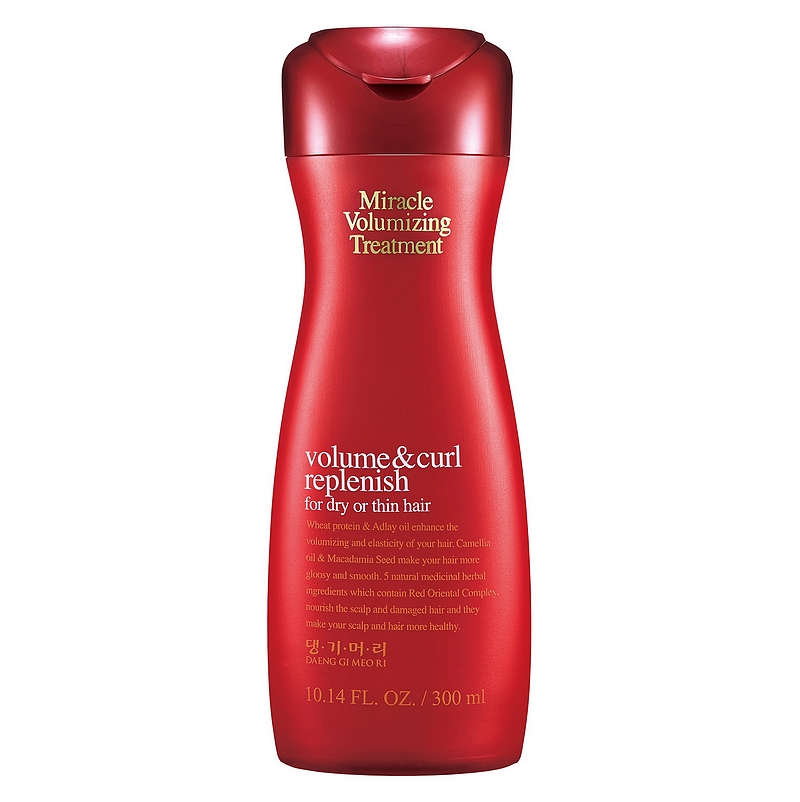 кондиционер для объема волос daeng gi meo ri miracle volumizing treatment кондиционер для объема волос daeng gi meo ri miracle volumizing treatmentMiracle Volumizing Treatment. Кондиционер для объема волос.<br><br>Регенерирующий кондиционер для волос от корейского производителя Тенги Мори отличается высокой интенсивностью воздействия и уникальной рецептурой, которая наследует древние традиции восточного целительства.<br><br>Кондиционер бережно ухаживает за кожей головы так как не содержит компоненты, способные вызвать раздражение.<br><br>Формула данного средства по уходу за волосами включает натуральные экстракты полыни и ягод корейской сладкой гледичии. Растительные компоненты, входящие в состав кондиционера, обладают способностью удерживать влагу внутри клеток. Благодаря этой особенности с использованием Daeng Gi Meо Ri Vitalizing Treatment восстанавливается нормальный гидролипидный баланс волосяного покрова и кожи головы, волосы обретают эластичность и легко поддаются укладке.<br><br>Не содержит: искусственных красителей, спирт, минеральное масло, бензофенон.<br><br>Экстракты лекарственных трав максимально положительно влияют на здоровье волос и кожи головы.<br><br>Комплекс лекарственных трав, который включает отвар красного женьшеня, хризантему сибирскую, корень пиона, гранат придают эластичность и сияние.<br> <br><br><br>Протеин пшеницы и масло коикса создают непревзойденный объем<br><br>Масло камелии и масло семян макадамии придают блеск и гладкость волосам<br><br>Протеины пшеницы и протеин шелка содержат различные аминокислоты, которые значительно улучшают качество и текстуру волос<br><br>Активные компоненты кондиционера увлажняют и контролируют phбаланс, чтобы предотвратить повреждения<br><br>Защищают волосы от негативного воздействия: частые сушки и укладки горячими средствами<br><br><br><br>Еще один важный активный компонент кондиционера - кератин - производит регенерацию волос, имеющих поврежденную структуру, а также обеспечивает их защиту от воздействия негативных факторов окружающей среды. Vitalizing Treatment укрепляет корни и волосяные луковицы, возвращает локонам упругость и объем.<br><br>Использовать данное средство можно как в профилактических целях, так и в качестве интенсивной терапии при выпадении, сухости, безжизненности волос.<br>