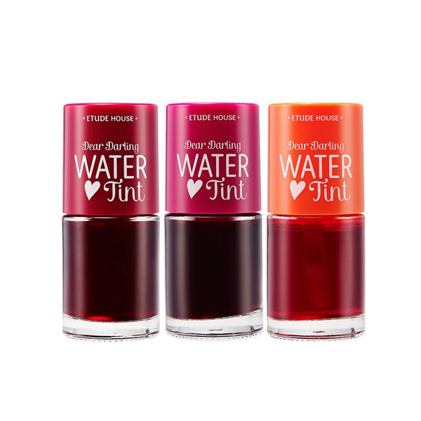 тинт для губ на водной основе etude house dear darling water tint тинт для губ на водной основе etude house dear darling water tintDear Darling Water Tint Тинт для губ на водной основе<br><br>Яркие, модные тинты на водной основе не только украсят ваши губы, но и сделают их мягкими, гладкими, упругими и ухоженными. Тинт легкий, не придает эффекта липкости, быстро впитывается в губы, обладает ярким и сочным фруктовым ароматом.<br><br>Натуральные экстракты в составе тинта придают губам мягкость, упругость и эластичность, визуально добавляют объем. Яркие пигменты дают натуральный, но насыщенный оттенок губам, а благодаря стойкой формуле, держатся в течение всего дня, не отпечатываясь на кружках или одежде.<br><br>Органические масла грейпфрута и граната ускоряют регенерацию клеток кожи, заживляют микротрещинки, обладают антиоксидантным эффектом, снижают испарение влаги с поверхности кожи, сохраняя ее внутри клеток. Кожа губ значительно более мягкая, гладкая, не пересыхает в течение дня. Укрепляется естественный защитный барьер кожи.<br><br>Оттенки тинта:<br><br><br>01 cherry - вишня<br><br>02 strawberry - клубника<br><br>03 orange - апельсин<br><br><br>Способ применения: Нанесите средство на губы при помощи аппликатора. Для достижения наиболее естественного эффекта, наносите тинт на середину губ и мягко растушевывайте к краям.<br><br>Вес: 10 г<br><br> <br><br><br><br><br> <br><br>Вес г: 10.00000000