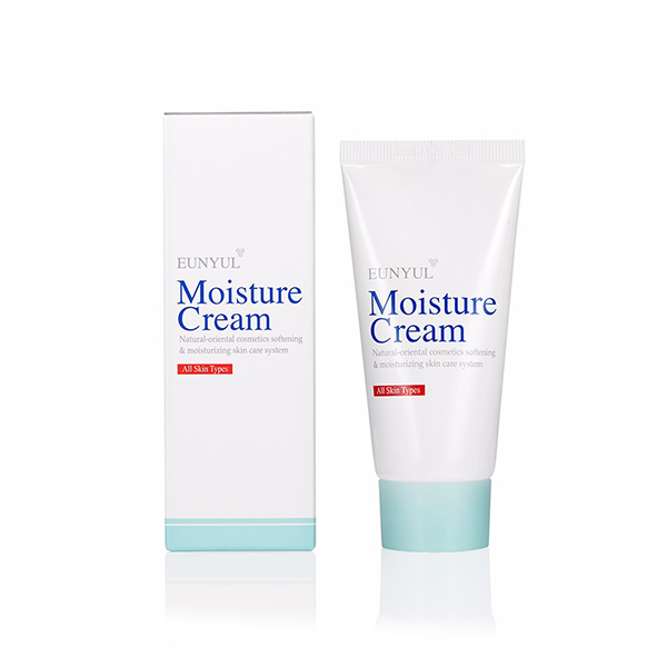 увлажняющий крем для лица eunyul moisture cream увлажняющий крем для лица eunyul moisture creamMoisture Cream. Увлажняющий крем для лица<br><br>Легкая сливочная консистенция крема делают процедуру приятной и максимально комфортной. Натуральные растительные экстракты успокаивают сухой, раздраженный и обветренный кутис. Текстура крема моментально проникает в поры, глубоко увлажняя эпидермис на всех уровнях, и связывает молекулы воды, препятствуя потере влаги в искусственно отапливаемых или проветриваемых помещениях.<br><br>Питательные вещества улучшают состояние и цвет дермы, лицо выглядит свежее и более отдохнувшим даже без макияжа.<br><br>Даже небольшого количества крема хватает, чтобы обработать все лицо. Он – очень экономичен. Средство легко распределяется по площади покрова и моментально впитывается, не оставляя неприятных стянутых ощущений и липкости.<br><br>После применения крема на поверхности образуется невидимая и не ощутимая защитная пленка, защищающая дерму не только от дегидратации, но и от агрессивных факторов окружающей среды.<br><br>Основными составными элементами крема, как и многих увлажняющих средств, являются аминокислоты и гиалуроновая кислота. Но, в отличие от многих аналогов, крем действует комплексно, решая проблему не только визуально, но и внутренне.<br><br>При системном применении вас перестанут беспокоить зуд, шелушение и другие признаки сухости. Кожа будет гладкой, ровной, увлажненной и ухоженной, без раздражений и воспалительных процессов.<br><br><br>Характеристики товара<br><br><br><br><br>Возраст<br><br>все<br><br><br><br>Тип кожи<br><br>сухая; обезвоженная; чувствительная<br><br><br><br>Функции<br><br>устранение шелушений; увлажнение; питание<br><br><br><br>Несовершенства<br><br>шелушения; сухость и обезвоживание<br><br><br><br><br><br>Способ применения: на предварительно умытое и обработанное тонером, сухое лицо точечно нанесите небольшое количество средства. Нежными движениями, не растягивая дерму, распределите крем по всей поверхности, избегая области глаз и губ, и оставьте до полного впитывания. Наносите утром и вечером или как базу под макияж.<br><br>Объем: 50 мл<br>