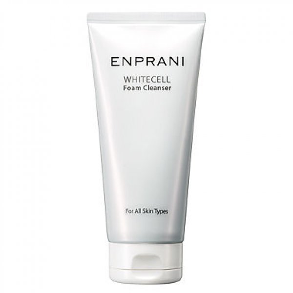 увлажняющая очищающая пенка для осветления пигментации 170 мл enprani whitecell foam cleanser увлажняющая очищающая пенка для осветления пигментации 170 мл enprani whitecell foam cleanserWhitecell Foam Cleanser. Увлажняющая очищающая пенка для осветления пигментации<br><br>Каждая женщина заботиться о сохранении своей молодости и красоты. Одну из ведущих ролей в данном вопросе играет действенный уход за дермой, который включает в себя не только питание и увлажнение, но и качественное очищение кожи от пыли, тяжелых металлов и других побочных эффектов окружающей среды, от косметических продуктов, от естественных продуктов обмена.<br><br>Избавление лица от загрязнений – первая процедура, которую бы предложил косметолог, потому что именно от этого этапа зависит освободится ли дерма от тяжести, очистятся ли поры, возникнут ли воспалительные процессы, появятся ли новые морщины, будут ли эффективны последующие уровни ухода.<br><br>Однако для сохранения средств и времени своих клиентов, компания Enprani подготовила высококлассный очиститель для кожи, который поможет достичь наилучших результатов, без дополнительной помощи.<br><br>Непревзойденная пенка поможет не только убрать омертвевшие клетки, продукты обмена сальных желез, другие загрязнения, но и обеспечит сужение пор, восстановление гидробаланса, удаление неровностей, а его уникальным свойством является отбеливание.<br><br>Особенность данного продукта, в том, что он влияет не просто на внешнее изменение тона кожи, а работает на более глубоком уровне – сокращая выработку меланина, делая кожу аристократически светлой и прекрасной. Уникальная, запатентованная технология YouthCellTM создает гладкую и плотную текстуру дермы как внутри так и внешне. Комплекс SmartRadiancellTM – убирает пигментные пятна, постакне, неровности, и предупреждает их повторное появление. Великолепный растительный состав положительно влияет на другие не менее важные аспекты ухода за кожей.<br><br>Пчелиный воск – уникальный набор витаминов и ценнейших элементов, лучший помощник для сухой и увядающей дермы. Он повышает тонус кожи, возвращает ее эластичность, замедляет процесс обезвоживания тканей, питает и увлажняет. Воск восстанавливает микроповреждения, смягчает дерму, делает ее нежной, гладкой, убирает шелушение, активизирует кровообращение и регенеративные возможности.<br><br>Экстракт энотеры, или примулы вечерней, помогает избавится от возрастных и пигментных пятен, создает защитный липидный слой в клетках, предотвращая потерю влаги и сохраняя молодость кожи.<br><br>Экстракт лотоса также борется с пигментными пятнами, черными точками. Он отбеливает и осветляет кожу. Освежает, смягчает, успокаивает, увлажняет дерму. Делает ее упругой, эластичной, гладкой, матовой (лотос убирает излишки жира). Им устраняется угревая сыпь и сужаются поры.<br><br>Экстракт лилии осветляет кожу, которая подверглась воздействию солнечных лучей. Также данный компонент обладает противовоспалительными и антиоксидантыми свойствами. Он смягчает и тонизирует. Выступает средством детоксикации дермы.<br><br>Таким образом, данная пенка включила в себя целый комплекс составляющих, основное действие которых направлено на разностороннее очищение, отбеливание и осветление кожи.<br><br>Способ применения: достаточное количество средства нанести вначале на одну из рук, вспенить, а затем распределить по лицу, очистив все участки. Умыться водой, продолжить следующие этапы ухода. <br><br>Объем: 170 мл<br>