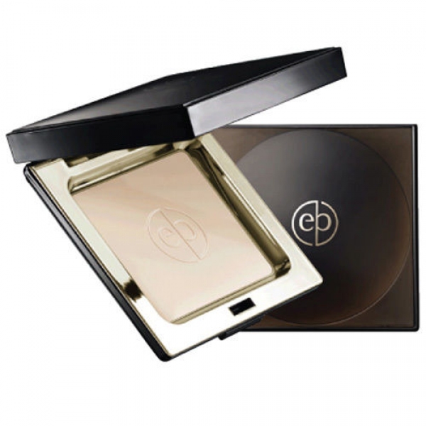 компактная пудра «деликатное сияние» со сменным блоком enprani delicate radiance powder pact компактная пудра «деликатное сияние» со сменным блоком enprani delicate radiance powder pactDelicate Radiance Powder Pact. Компактная пудра «Деликатное сияние» со сменным блоком<br><br>Эта компактная пудра содержит протеины жемчуга, которые придают нежное свечение вашему лицу.<br><br>Минеральные соли, из которых состоит жемчуг, стимулируют усиление кровообращения и улучшают кожный рельеф. После нанесения тон и текстура лица выглядят лучше благодаря очень тонкому покрытию, которое смотрится естественно.<br><br>В состав также входит эссенция, которая не только активно увлажняет и питает, но и делает кожу гладкой, заполняя микротрещинки и сглаживая неровности.<br><br>Содержащийся в пудре перламутр способствует лучшему кровообращению в клетках, стимулирует их обновление, регенерацию тканей и выравнивает поверхность лица.<br><br>Помимо этого, благодаря перламутру, ваше лицо сияет, а кожа приобретает восхитительный оттенок. Эффект обновления и регенерации усиливается протеинами шелка, содержащимися в пудре.<br><br>Используя пудру Enprani Delicate Radiance вы избавитесь от жирного блеска на весь день, а взамен получите потрясающий матирующий и успокаивающий эффект.<br><br>Пудра содержит очень высокий солнцезащитный фактор SPF30 PA+++, поэтому идеально подходит для использования круглый год.<br><br>Этот продукт не содержит в своем составе парабенов.<br><br>Пудра производится в двух тонах:<br><br><br>тон 21 - светлый беж, для светлой кожи;<br><br>тон 23 – натуральный беж, для более смуглой кожи.<br><br><br>Набор состоит из пудры (11 гр), дополнительного сменного блока (11 гр) и спонжа, т.е. фактически вы приобретаете 2 пудры!<br><br>Способ применения: нанесите пудру на лицо и шею с помощью спонжа или кисти, пудра используется после всех этапов основного ухода.<br><br>Вес: 22 г<br><br>Вес г: 22.00000000