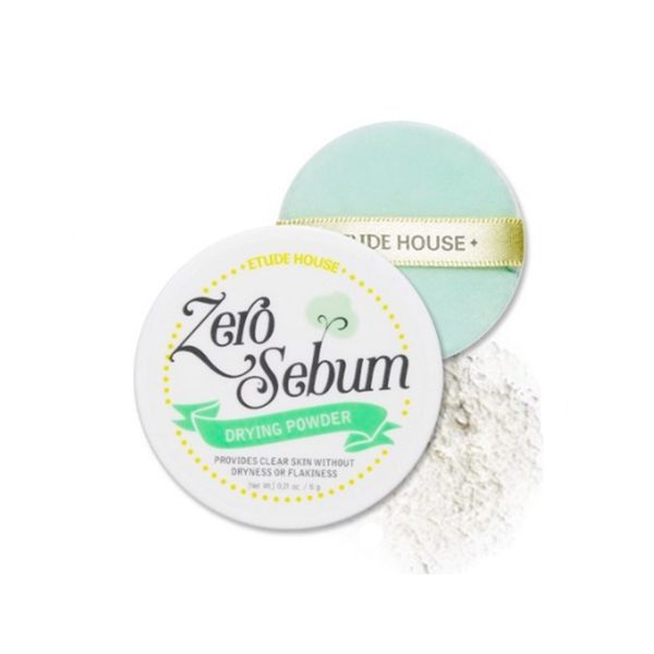пудра матирующая рассыпчатая против жирного блеска etude house zero sebum drying powder пудра матирующая рассыпчатая против жирного блеска etude house zero sebum drying powderZero Sebum Drying Powder. Пудра матирующая рассыпчатая против жирного блеска<br><br>Специально для проблемной кожи, склонной к жирности и блеску, воспалениям и высыпаниям, расширенным порам, Etude House создали нежную рассыпчатую подсушивающую пудру.<br><br>Пудра эффективно уберет жирный блеск, очистит поры, вытягивая и поглощая излишний жир с поверхности кожи, предотвращая появление сальных пробок и воспалений.<br><br>Экстракт хлопка и другие натуральные компоненты в составе пудры смягчают кожу, питают и увлажняют, обеспечивая ровный и здоровый цвет лица, позволяя коже лучше дышать, ускоряя обменные процессы в клетках кожи и стимулируя ее обновление. Пудра абсолютно бесцветна и нейтральна, идеально дополнит и улучшит любой макияж, предотвратит излишнюю жирность кожи, регулируя выработку кожного себума.<br><br>Zero Sebum – новая линия косметики от Etude House, разработанная специально против излишней жирности кожи, для защиты от избытка сальных отложений и сохранения мягкости, свежести и матовости кожи. На 80% состоит из твердых минеральных веществ, сохраняя шелковистость и фарфоровую гладкость кожи. Не содержит талька, минерального масла, материалов животного происхождения, искусственных красителей, искусственных ароматизаторов.<br><br><br>Характеристики товара<br><br><br><br><br>Тип кожи<br><br>воспаленная; жирная; комбинированная; проблемная<br><br><br><br>Покрытие<br><br>легкое<br><br><br><br>Финиш<br><br>матовый<br><br><br><br>Функции<br><br>матирование; питание<br><br><br><br>Несовершенства<br><br>акне; воспаления; жирность; жирный блеск; излишняя жирность<br><br><br><br><br><br>Способ применения: Нанесите пудру на сухую чистую кожу лица, под макияж.<br><br>Вес: 6 г<br><br>Вес г: 6.00000000