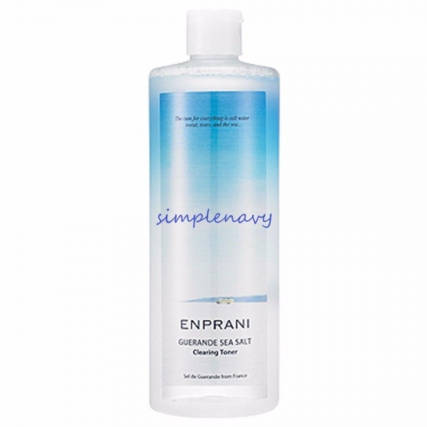 увлажняющий тоник для лица enprani guerande sea salt clearin toner увлажняющий тоник для лица enprani guerande sea salt clearin tonerGuerande Sea Salt Clearin Toner. Увлажняющий тоник для лица<br><br>Морская соль Геранд отличается высоким содержанием витаминов и минералов, активно влияет на слой эпидермиса, обеспечивает ускорение регенерации поврежденных кожных покровов. Морская соль обладает абсорбирующим свойством, она поможет тщательно очистить поры, вывести жир и грязь. Соль улучшает кровообращение и эластичность кожи и тканей, ускоряет обменные процессы, снижает уровень стресса.<br><br>Тоник с лёгким эффектом пилинга благодаря высокому содержанию соляного раствора насыщает кожу натрием, который улучшает усвоение влаги и предотвращает её излишнее испарение из клеток. Интенсивно увлажняя кожу, тоник восстанавливает pH-баланс поверхности кожи, регулирует работу сальных желез, сужает поры и предупреждает появление жирного блеска.<br><br>Благодаря AHA-кислотам в составе средство способствует отшелушиванию омертвевших клеток кожи, ускоряют регенерацию, обновляют кожный покров, кожные воспаления быстрее заживают, и предупреждается появление новых.<br><br>При регулярном применении тоника улучшается цвет лица, поверхность кожи разглаживается, уменьшается отечность, кожа становится более упругой и эластичной, шелковистой и сияющей.<br><br>Способ применения: После умывания протереть кожу лица ватным диском, смоченным тоником.<br><br>Объем: 500 мл<br>