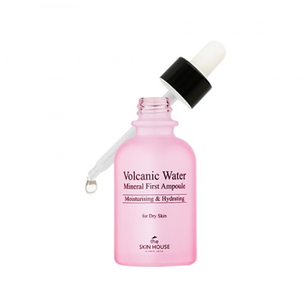 увлажняющая сыворотка, 30мл the skin house volcanic water mineral first ampoule увлажняющая сыворотка, 30мл the skin house volcanic water mineral first ampouleVolcanic Water Mineral First Ampoule. Увлажняющая сыворотка<br><br>Этот вид сыворотки подойдет в первую очередь тем, кто страдает от сухости, поскольку она активно насыщает влагой эпидермис. В качестве основного компонента используется вулканическая горная вода. Продукт эффективно удаляет пигментные пятнышки, повышает тонус и делает поверхность мягче. Питательные компоненты попадают в клеточки, разглаживая изнутри.<br><br>Среди ценных ингредиентов горная вода, которая насыщена ценными микроэлементами, коллаген, протеин, легко усваиваемый клеточками, экстракт улиточного муцина, улучшающий регенерацию эпителия, сок алое, повышающий эластичность капилляров, гиалуроновая кислота, насыщающая влагой.<br><br>Сыворотка из ампул с минеральными компонентами отлично подойдет для обезвоженной или гиперчувствительной дермы. Она оказывает положительное воздействие, стимулируя регенерацию, и создает защитную пленочку против потери жидкости. Как результат, выравнивается тон, личико сияет здоровьем и смягчается. Сокращается кол-во шелушений и раздражения.<br><br>Такой эффект достигается за счет вулканической воды с о-ва Чеджу, уникальной по эффекту. Она в несколько раз превосходит эффект от воды из СПА-ключей. Проходя через базальтовые породы, она очищается и обогащается полезными вещ-вами несколько лет. В составе вытяжка из гуавы и сок алое, витаминизированный комплекс, гиалуроновая кислота и экстракт муцина. Их комплексное воздействие направлено на стимулирование синтеза коллагена и выталкивание морщинок.<br><br>Подойдет для любого типажа, даже чувствительного.<br><br>Способ применения: На очищенную с помощью тонера дерму нанесите немного продукта, используя ватный диск и распределите. Предотвратите попадание на область вокруг глаз и губ. Дождитесь впитывания. Затем продолжите уход. Для наилучшего результата используйте в совокупности с другими средствами серии.<br><br>Объем: 30 мл<br> <br>