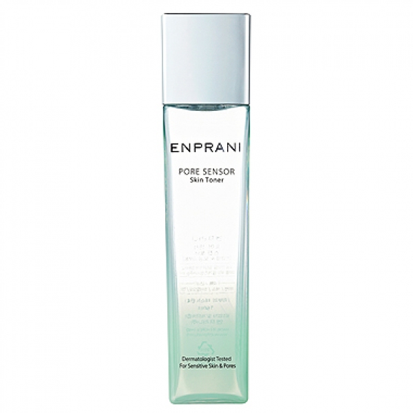 сужающий поры тоник для проблемной кожи enprani pore sensor skin toner сужающий поры тоник для проблемной кожи enprani pore sensor skin tonerДля того, чтобы быть молодой и красивой, каждая женщина ухаживает за собой и своей кожей. Для высокого результата не подойдет умыться мылом, нанести крем. Существует ряд средств, которые обязательно должны применяться в ежедневном уходе. К таким продуктам относится тоник от компании Enprani – PoreSensorSkinToner.<br><br>Это уникальное средство успокаивает, убирает покраснения и воспаления, глубоко очищает поры и стягивает их. Тоник удаляет излишки жировых выделений, обеспечивает водный баланс.<br><br>Данный продукт устраняет отрицательные результаты первого уровня очистки: шелушение, краснота, воспаление, гиперчувствительность, расширенные поры. Наличие последних приведет к еще большему загрязнению клеток дермы, дальнейшему появлению нездоровых участков, регулярным высыпаниям. Применение данного тоника, защитит от всех перечисленных негативных результатов и сделает кожу нежной, мягкой, еще более чистой, при этом, сузив поры, убрав акне, восстановив природный защитный слой. Кожа будет матовая, со здоровым сиянием.<br><br>Плюсом данного продукта, является уникальный состав.<br><br><br>Гемамелис снимает отеки, воспаления, лечит ожоги, экземы, избыточную жирность, обветренную кожу, ускоряет заживление.<br><br>Азелаиновая двухосновная кислота обладает бактериостатической активностью, убирает акне, снижая выработку жирных кислот, способствует уменьшению гиперпигментации, помогает в борьбе с угрями и пигментными пятнами.<br><br>Экстракт артишока лечит раздражения и воспалительные процессы на коже, насыщает сухую дерму влагой, делая ее здоровой и сияющей, жирную – очищает, регулирует водно-липидный баланс.<br><br>Салициловая кислота обеспечивает кератолический, антисептический эффект, избавляет, от уже воспалившихся комедонов.<br><br>Плоды шиповника насыщают кожу витаминами P, K, E, PP, B1, B2, С. Флавоноиды, дубильные компоненты, каротиноиды, пектины этого растения снижают проницаемость сосудов, ускоряют регенеративные процессы в тканях, дают противовоспалительное действие.<br><br>Улиточный альбумин и муцин (20%) восстанавливают поврежденные зоны кожи, увлажняют, питают, создают защитный слой для дермы.<br><br><br>Таким образом, все компоненты работают на идеальный результат.<br><br>Способ применения: проведя первый уровень очистки кожи, нанести на диск ваты тоник и массажными движениями проработать все участки лица.<br><br>Объем: 160 мл<br><br><br>Характеристики товара<br><br><br><br><br>Тип кожи<br><br>жирная; комбинированная<br><br><br><br>Серия<br><br>Pore Sensor<br><br><br><br><br><br> <br>