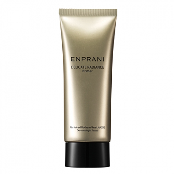 праймер деликатное сияние enprani delicate radiance primer праймер деликатное сияние enprani delicate radiance primerDelicate Radiance Primer. Праймер Деликатное сияние <br><br>Увлажняющий праймер прекрасно подготовит кожу к нанесению макияжа, высветлит ее, выровняет текстуру, разгладит и предотвратит пересушивание. Праймер скроет все мелкие недостатки кожи, увлажнит сухие участки, предотвратит шелушение, снимет раздражение.<br><br>Мельчайшая пудра не забивает поры, позволяет коже дышать, не скатывается в течение дня и хорошо держится на коже. А увлажняющая эссенция мгновенно впитывается в кожу, питая и увлажняя ее, придает лицу здоровое сияние, препятствует испарению влаги с поверхности кожи.<br><br>В составе праймера запатентованный комплекс стволовых клеток белой и голубой лилии, лотоса. В экстрактах этих растений содержится масса полезных веществ, выравнивающих текстуру эпидермиса и препятствующих тусклости кожного покрова. Кожа оживает, становится светлее, приобретает естественный и здоровый цвет.<br><br>Стволовые клетки лотоса и лилии обладают активными регенерирующими свойствами, благодаря этому кожа обновляется естественным образом, залечиваются микроповреждения дермы.<br><br>Протеины жемчуга, также входящие в состав средства, предотвращают тусклый цвет лица, дарят коже непревзойденную гладкость и здоровое сияние.<br><br>Праймер подойдет для любого типа кожи, но особенно рекомендован для излишне сухой, шелушащейся и чувствительной.<br><br>Способ применения: Праймер наносится на кожу после обычного ухода, перед нанесением макияжа. Нанесите немного средства на лицо, равномерно распределите и оставьте впитаться в течение 5-10 минут. После этого приступайте к нанесению макияжа.<br><br>Объем: 50 мл<br>