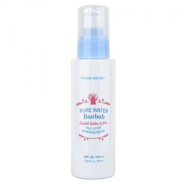 увлажняющий лосьон с экстрактом баобаба etude house pure water baobab mild lotion увлажняющий лосьон с экстрактом баобаба etude house pure water baobab mild lotionPure Water Baobab Mild Lotion. Увлажняющий лосьон с экстрактом баобаба<br><br>Лосьон с легкой текстурой и SPF30/РА++ разработан для ежедневного использования, для защиты кожи от обезвоживания и негативного влияния солнечных лучей, снижает выраженность пигментных пятен, веснушек и постакне.<br><br>В его основе содержится кристально чистая вода баобаба (10%), взятая из ствола дерева. Благодаря уникальному увлажняющему составу крема, ваша кожа получит много влаги и отличное питание. Ее жизненный тонус восстановится, она станет ухоженной и здоровой.<br><br>Мягкий увлажняющий лосьон с приятной сливочной текстурой предназначен для ежедневного применения, оказывает многофункциональное действие. Средство насыщает кожу живительной влагой, защищает от обезвоживания, питает, смягчает и успокаивает кожу, устраняет раздражения и шелушения.<br><br>Кроме того, благодаря солнцезащитному фильтру SPF30 PA++, оберегает кожу от разрушения ультрафиолетом, от появления раздражений, покраснений, возникновения пигментации. Также лосьон защищает сухую и истощенную кожу от других вредных факторов окружающей среды.<br><br>В составе лосьона водный экстракт баобаба и экстракт семян моринги, масло подсолнечника, а также комплекс цветочных экстрактов.<br><br>Экстракт баобаба помогает справиться с сухостью и тусклостью кожи, улучшает ее эластичность, смягчает и разглаживает. Благодаря экстракту баобаба улучшается функция клеточной регенерации. Мощное антиоксидантное воздействие снижает количество свободных радикалов.<br><br>Экстракт моринги оказывает непревзойденное бактерицидное и обеззараживающее действие, выводит токсины и стимулирует обменные процессы в тканях, благодаря чему омолаживает кожу. Ускоряет заживление повреждений кожи, снимает раздражения, смягчает и увлажняет кожу, нейтрализует действие свободных радикалов и великолепно защищает от негативного воздействия факторов окружающей среды. Разглаживает морщины и улучшает цвет лица.<br><br>При регулярном применении повышается упругость кожи, выравнивается ее тон, лицо выглядит свежее и моложе.<br><br>Лосьон подходит для любого типа кожи, идеален для возрастной. Может использоваться для жирной и проблемной кожи, так как не утяжеляет ее и не забивает поры.<br><br>Способ применения: распределить лосьон по лицу после утреннего использования тоника.<br><br><br>Объем: 90 мл<br>