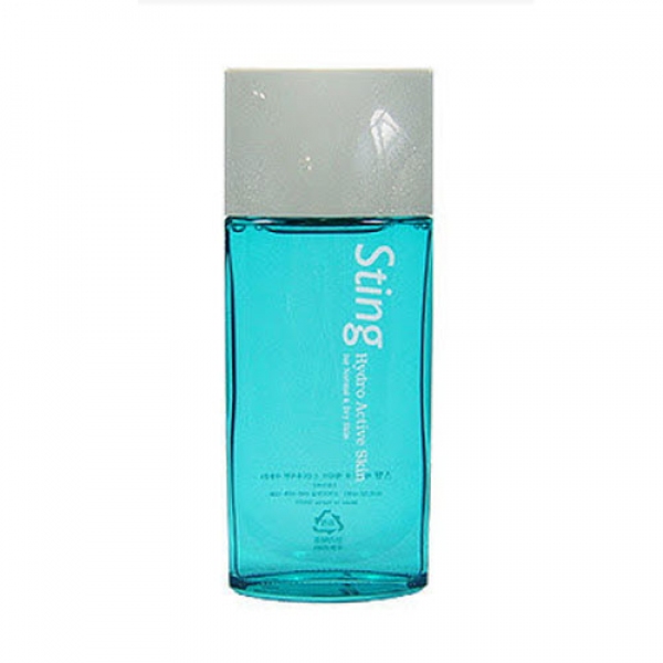 увлажняющий тоник для мужчин enprani sting hydro active skin увлажняющий тоник для мужчин enprani sting hydro active skinSting Hydro Active Skin. Увлажняющий тоник для мужчин<br><br>Еще одно незаменимое средство в линейке ухаживающих средств для мужчин. Увлажняющий и освежающий тоник, формула которого клинически адаптирована для мужской дермы, склонной к большей сухости, появлению микроповреждений дермального покрова после применения бритвы.<br><br>Цветочные экстракты и другие лекарственные компоненты средства бережно и эффективно действуют на кутис: уменьшают чувствительность, снимают раздражение, балансируют выработку себума и смягчают пересушенный и поврежденный покров.<br><br>Экстракт шалфея активизирует собственные регенерирующие функции дермы. Содержащаяся в нем урсоловая кислота оказывает заживляющее действие и быстро залечивает микропорезы и другие дермальные повреждения. Карнозная кислота защищает поры от проникновения уф-лучей и проявления морщин. Также шалфей хорошо справляется с жирным блеском.<br><br>Легкая, не липкая консистенция тоника не доставляет мужчинам дискомфорта во время ухода за лицом. Средство имеет мгновенную впитываемость, не доставляет дискомфортных ощущений после взаимодействия с кутисом. Во время использования кожа постепенно очищается, восстанавливается, нормализуется уровень Рн, повышается тонус и упругость, готовность эпидермиса к нанесению последующих косметических средств. Процедуры бритья и умывания приносят больше удовольствия.<br><br>Средство не содержит искусственных составляющих и потому гипоаллергенно. Используется как посточищающее средство, либо вместо лосьона после бритья.<br><br>Способ применения: на очищенное лицо равномерно нанесите тоник при помощи салфетки или косметического диска и оставьте впитываться.<br><br>Объем: 140 мл<br>