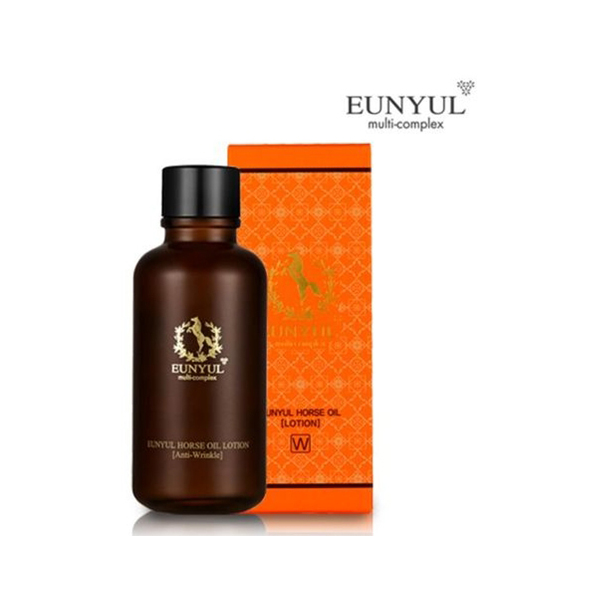 лосьон для лица с лошадиным маслом eunyul horse oil lotion лосьон для лица с лошадиным маслом eunyul horse oil lotionHorse Oil Lotion. Лосьон для лица с лошадиным маслом<br><br>Это – легкий, приятный для кожи, дарящий ей мгновенное чувство комфорта лосьон. Предназначен для глубокого питания, увлажнения и восстановления кожи. Подходит для любого типа, но особенно рекомендуется для сухой, склонной к шелушению и увядающей кожи.<br><br>Состав лошадиного жира близок к человеческому жиру, поэтому он быстро впитывается и хорошо воспринимается кожей и оказывает на нее благоприятное воздействие. Сразу при нанесении крем увлажняет кожу, устраняет шелушения, питает и смягчает.<br><br>При регулярном применении улучшает обмен веществ и значительно ускоряет процесс обновления клеток кожи. Оказывает стимулирующее действие на выработку коллагена, благодаря чему кожа становится более упругой и эластичной, разглаживаются морщины, осветляется пигментация.<br><br><br>Характеристики товара<br><br><br><br><br>Возраст<br><br>от 35; от 45<br><br><br><br>Тип кожи<br><br>для всех типов; обезвоженная; увядающая<br><br><br><br>Функции<br><br>восстановление и регенерация; питание; смягчение; увлажнение; повышение эластичности; повышение упругости; сглаживание рельефа кожи<br><br><br><br>Несовершенства<br><br>сухость и обезвоживание; шелушения; морщины; потеря упругости<br><br><br><br><br><br>Способ применения: на очищенную и тонизированную кожу нанести лосьон массажными движениями. Рекомендуется использовать утром и/или вечером.<br><br>Объем: 200 мл<br>