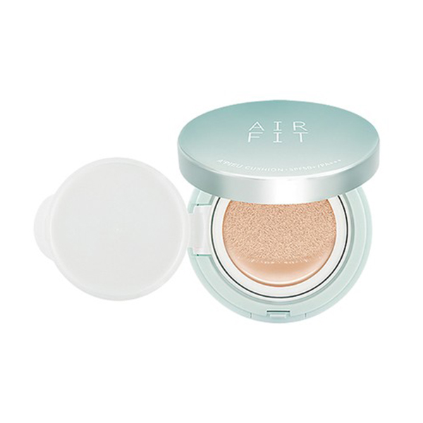 кушон для лица матирующий apieu air fit cushion xp spf50+ кушон для лица матирующий apieu air fit cushion xp spf50+Air Fit Cushion XP SPF50+. Кушон для лица матирующий<br><br>Ровный тон, матовость и свежесть, никакого жирного блеска даже спустя несколько часов. Воздушный кушон от приедтся по душе обладательницам жирной или комбинированной кожи.<br><br>Компактная баночка-пудренница, выполненная в минималистическом стиле, скрывает в себе средство, сочетающее функции тонального крема, бб и сс кремов. Кушон выравнивает тон кожи, помогает скрыть пигментацию, темные круги под глазами, деликатно затирает поры, благодаря чему и поверхность кожи становится более ровной, при этом выглядит максимально естественно.<br><br>Кроме того, средство обладает сверхвысокой защитой от солнечных лучей А и B типа, тем самым оберегает от повреждений и верхние, и нижние слои кожи.<br><br>В составе средства уникальное сочетание растительных компонентов, а также запатентованная формула пудры, которые помогают создать роскошное матовое покрытие, делают лицо более ухоженным и утонченным.<br><br>Кушон представлен 2 оттенками:<br><br><br>21 Light Beige<br><br>23 Natural Beige<br><br><br>Способ применения: При помощи спонжика равномерно нанести на очищенную и тонизированную кожу.<br><br>Вес: 14 гр.<br><br>Вес г: 14.00000000