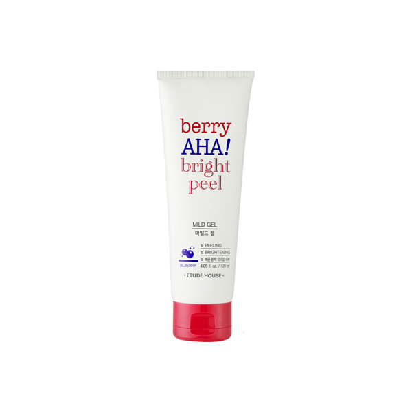 пилинг-скатка с ана-кислотами etude house berry aha bright peel mild gel пилинг-скатка с ана-кислотами etude house berry aha bright peel mild gelBerry AHA Bright Peel Mild Gel. Пилинг-скатка с АНА-кислотами<br><br>Мягкий отшелушивающий пилинг-гель с фруктовыми кислотами поможет бережно очистить кожу от ежедневных загрязнений и ороговевших частичек. Средство выравнивает кожный рельеф, улучшает цвет лица, придают коже здоровое сияние. Пилинг применяется на сухую кожу и скатывается в мягкие катышки, которые вытягивают загрязнения из пор, а также собирают их со всей поверхности кожи, не травмируя ее, как скрабирующие средства.<br><br>Благодаря пилингу-скатке с AHA-кислотами, кожа станет нежнее, восстановится ее эластичность и упругость, запустится регенерация на клеточном уровне. Улучшится микроциркуляция и кровообращение в тканях эпидермиса, текстура кожи выровняется, станет более однородной.<br><br>Серия от Etude House с фруктовыми кислотами разработана для обновления кожи. В состав серии также входят витамин С, витамины группы В, РР, макро- и микроэлементы (марганец, железо, калий, фосфор). А такой уникальный компонент серии как антоцианы замедляет старение кожи, укрепляет сосуды, нейтрализует свободные радикалы, интенсивно увлажняет, сужает расширенные поры, подавляет рост бактерий и придает коже естественное сияние, благодаря чему она становится свежей и гладкой.<br><br>В состав средств входит также экстракт центеллы азиатской. Он повышает иммунитет кожи, укрепляет соединительные ткани, ускоряет их регенерацию, предупреждая образование шрамов и рубцов. Также центелла азиатская ускоряет заживление микротравм кожи, восстанавливает плотность и эластичность тканей, значительно улучшает внешний вид кожи, нормализует метаболические процессы и обновление клеток. Средство не содержит опасных для кожи веществ и подходит для ежедневного применения.<br><br>Способ применения: На предварительно очищенную, сухую кожу нанесите немного средства. Помассируйте кожу до образования катышков. Избегайте области вокруг глаз и губ. Смойте катышки теплой водой. Рекомендуется использовать не чаще 1-2 раз в неделю.<br><br>Объем: 120 мл<br><br><br>Характеристики товара:<br><br><br><br><br>Возраст<br><br>все<br><br><br><br>Компоненты<br><br>фруктовые кислоты<br><br><br><br>Тип кожи<br><br>для всех типов<br><br><br><br>Функции<br><br>антивозрастной уход; восстановление и регенерация; выравнивание тона; лечение акне; матирование; осветление пигментации; отшелушивание; очищение пор; питание; повышение упругости; повышение эластичности; сглаживание рельефа кожи; смягчение; сужение пор; увлажнение; улучшение цвета лица; устранение шелушений<br><br><br><br>Несовершенства<br><br>черные точки; пигментация; пост-акне; шелушения; потеря упругости; расширенные поры; излишняя жирность; акне; воспаления<br><br><br><br><br><br> <br>