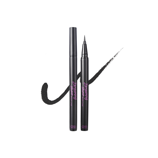 жидкая подводка со встроенной кисточкой etude house drawing show brush liner жидкая подводка со встроенной кисточкой etude house drawing show brush linerПодводка Drawing Show Brush Liner со встроенной тоненькой кисточкой позволяет легко нарисовать линии любой ширины и формы. Цвет самой подводки очень насыщенный и матовый, без малейшего намека на блестки или переливания. Такой подводкой удобно заполнять пространство между ресниц и подчеркивать форму глаз, усиливая контур с естественным результатом. Перо подводки выполнено из упругого, мягкого материала, который позволяет прочертить линию, не травмируя и не растягивая нежную кожу век.<br><br>Доступна в двух оттенках:<br><br><br>BK801 черный<br><br>BR401 коричневый<br><br><br>Способ применения: Создайте желаемую форму или подчеркните глаза, подведя линию роста ресниц.<br><br>Объем: 2 мл<br>