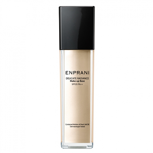 база под макияж деликатное сияние enprani delicate radiance make-up base база под макияж деликатное сияние enprani delicate radiance make-up baseDelicate Radiance Make-Up Base. База под макияж Деликатное сияние<br><br>База под макияж с экстрактом перламутра и протеинами шелка прекрасно увлажняет кожу лица, выравнивает ее рельеф и тон, позволяет макияжу держаться намного дольше, и в целом облегчает нанесение основного макияжа.<br><br>Мелкие микрочастицы перламутра, которые входят во все продукты представленной серии, подарят вашей коже трехмерное сияние. База хорошо ложится на поверхность кожи, создавая естественное тонкое покрытие, разглаживает мелкие неровности, улучшает текстуру кожи.<br><br>Содержащийся в этом продукте очень важный для питания кожи компонент – экстракт натурального перламутра получен из измельченного натурального природного жемчуга и перламутра, образовавшегося в раковинах моллюсков, и является источником аминокислот и протеинов, веществ ускоряющих обновление клеток.<br><br>Они великолепно поддерживают влажность кожного покрова, отражают УФ-радиацию, оберегая кожу от губительного воздействия внешней среды, уменьшая пигментацию.<br><br>На Востоке довольно давно оценили этот компонент, активно и с успехом используют его в косметологии для продления молодости кожи. Благодаря экстракту перламутра разглаживаются мелкие неровности кожи, она приобретает магическое сияние.<br><br>Серия также содержит запатентованный компонент YouthCell (вытяжка стволовых клеток лилии, жемчужный протеин и протеин шелка) и запатентованную формулу Блестящая эссенция ТМ. Клеточный комплекс помогает разгладить кожу, напитать клетки здоровьем, придать им жизненную силу. Замедляя выработку меланина, база не дает образовываться пигментации. Протеин шелка активно участвует в обновлении кожи, питает ее, предотвращает сухость, стимулирует восстановительные процессы, ускоряет обменные процессы. Блестящая эссенция заполняет морщинки и различные неровности, благодаря чему создает ровную фактуру кожи.<br><br>Факторы SPF 25, PA++ базы под макияж блокируют действие вредоносных UVA- и UVB-лучей.<br><br>В результате основа отлично ложится на кожу, получается идеальное покрытие, маскирующее черные точки, поры, не забивая их. Текстура средства представляет собой мелкие микрочастицы, и при нанесении на кожу лица создает очень тонкий слой, не вызывающий никаких неудобств.<br><br>База прозрачного оттенка, что позволяет наносить ее под ваш тон крема, пудры.<br><br>Способ применения: на чистую поверхность лица нанести базу под макияж в необходимом количестве, чтобы она впиталась, а потом продолжить нанесение основного макияжа.<br><br>Объем: 40 мл<br>