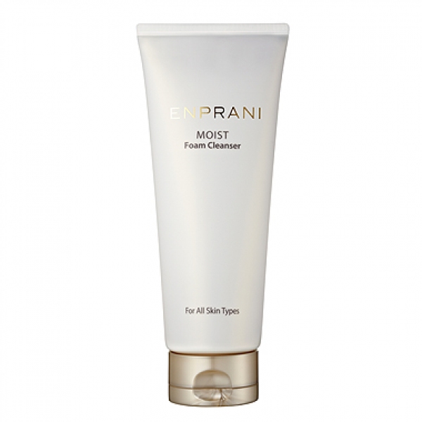 увлажняющая пенка для умывания enprani moist foam cleanser увлажняющая пенка для умывания enprani moist foam cleanserMoist Foam Cleanser. Увлажняющая пенка для умывания<br><br>Эта увлажняющая пенка класса люкс предназначена для умывания лица.<br><br>Средство содержит:<br><br>- экстракт примулы, снимающий воспаление и неприятное покраснение, ускоряющий регенерацию клеток кожного покрова лица. Этот ценный и незаменимый ингредиент идеален для уже зрелой кожи лица, поскольку делает ее упругой, эластичной, легко справляется с возрастной сухостью эпидермиса;<br><br>- клеточные экстракты листьев лилии и голубого, белого лотоса, которые замедляют все процессы, приводящие к старению кожи. Защищают эпидермис от атак свободных радикалов, оказывают осветляющее воздействие, заметно увлажняют и смягчают кожный покров, успокаивают, снимая кожный стресс, и заряжают энергией клеточки кожи, придавая ей невероятную гладкость и приятную шелковистость. Также, экстракт лотоса - один из лучших очищающих и отбеливающих ингредиентов, который стимулирует, укрепляет дерму, разглаживает морщины, снимает последствия воспалений, кожный зуд, оказывает вяжущее действие, активизирует процессы на клеточном уровне, тонизирует тургор и прочее. Все это благодаря наличию витамина С, нуфарина, нелумбина, арменавина, минеральных соединений в составе данного экстракта. Кроме того, исчезнет надоевшее шелушение, благодаря чему кожа лица станет свежей, сияющей и привлекательной;<br><br>- богатый дубильными веществами экстракт цветов энотеры двухлетней, который мгновенно стягивает расширенные поры, урегулирует жировой баланс;<br><br>- экстракт мыльных орехов/плодов мыльного дерева, богатый сапонинами, которые мягко очищают и успокаивают кожу, повышают сопротивляемость инфекциям, обладают дезодорирующими и отбеливающими свойствами, сохраняют защитные функции кожного покрова, устраняют сыпь на лице и оздоравливают его.<br><br>Благодаря использованию данного средства вы легко добьетесь максимального эффекта. Мягкая и нежная, как шелк пенка ласкает лицо, даря ему ощущение невероятного комфорта. Деликатно очищая поверхность лица, она и нормализует выделение сальными железа кожного жира, устраняет, портящий макияж, жирный блеск кожи, сужает поры. При систематическом применении представленного продукта кожа превращается в хорошо увлажненную, нежную и бархатистую.<br><br>Используйте пенку ежедневно.<br><br>Способ применения: вспеньте немного данного средства – разотрите в ладонях, добавив воды, и нанесите на поверхность лица, активно массируя, а после пенку легко смыть теплой водой.<br><br>Объем: 170 мл<br><br> <br>