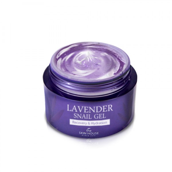 гель с лавандой и улиточным муцином the skin house lavender snail gel гель с лавандой и улиточным муцином the skin house lavender snail gelLavender Snail Gel. Гель с лавандой и улиточным муцином<br><br>Улиточный гель из лавандовой серии восстанавливает и регенерирует кожу, повышает и укрепляет ее защитные функции, борется с морщинами на лице, повышает упругость, восстанавливает соединение между клетками, интенсивно увлажняет эпидермис.<br><br>Средство довольно быстро заживляет кожные воспаления, ликвидирует покраснение, сглаживает следы постакне. Продукт предназначен для тусклой, пигментированной, сухой кожи. Текстура средства очень легкая, быстро впитывающаяся, которая дарит поверхности лица свежесть, приятное ощущение спокойствия – благодаря расслабляющему нежному аромату.<br><br>Гель содержит два основных компонента – это улиточный муцин и экстракт лаванды, и, дополнительно, такие экстракты растений, как: малина, календула, имбирь, яблоко, женьшень, ягоды асаи. Ферментация, процесс в ходе которого получают ферментированные экстракты, – метод высоких технологий в сфере производства косметики. Целью данного метода является производство необходимых нам веществ микроорганизмами. Как результат, такую органическую продукцию эпидермис хорошо усваивает.<br><br>Экстракт улитки оказывает обновляющее и омолаживающее действие на кожу, стимулирует синтез новых тканей, создает защиту от раннего старения дермы, разглаживает имеющиеся морщины, устраняет пигментацию различного характера, постакне.<br><br>Улиточный муцин – хороший увлажнитель кожи, который делает ее сияющей здоровой яркостью. А также, действенен при такой проблеме, как широкие поры.<br><br>Основной компонент геля содержит в себе комплекс, который включает: аминокислоты, витамины, коллаген, аллантоин, эластин, хитозан, гликолевую кислоту и др., поэтому кожа человека воспринимает его довольно хорошо, что способствует ее восстановлению естественным образом и в быстрые сроки.<br><br>Кроме антиоксидантных, регенерирующих, омолаживающих свойств муцин обладает антибактериальным и восстанавливающим действием. Гель заживляет ранки и постакне, разглаживает поверхность лица, устраняя морщинки. Улиточная слизь обеззараживает кожу, соединяя вместе бактерии, нейтрализует их, и предотвращает проникновение в эпидермис.<br><br>Успокаивающий увлажняющий ингредиент гель-крема – лаванда служит проводником влаги во все слои кожи, вплоть до глубоких, повышает упругость, восстанавливает водный баланс. Это чудесное укрепляющее, освежающее средство для разных типов кожи, которое очищает, питает, увлажняет кожу, улучшает обменные процессы, микроциркуляцию, ликвидирует шелушение, успокаивает воспаления. Кроме того, лаванда оказывает подтягивающее, вяжущее, противовоспалительное, антибактериальное действие, смягчает проблемную кожу.<br><br>Специалисты компании включили в состав продукта экстракт этого скоромного, но столь популярного целебного цветка, поскольку он синтезирует протеины, укрепляет клетки, стимулирует выработку керамидов (благодаря чему межклеточное вещество становится более плотным), улучшает структуру кожи. Аромат лаванды имеет релаксационное действие, устраняет последствия стрессов, перевозбуждения, дарит спокойный сон.<br><br>Осветляющий компонент, арбутин, борется с повышенной пигментацией и уберегает поверхность лица от появления пигментных пятен, подавляя синтез меланина. Это популярный ингредиент, который подавляет воздействие УФ-лучей, предотвращает фотостарение. Также, арбутин отшелушивает неживые клетки, обновляет кожу, замедляет ее увядание.<br><br>Улиточный гель, при регулярном применении, осветляет пигментные пятна, возникающие от загара, в связи с возрастными изменениями. Тусклая безжизненная кожа превратится в свежую молодую и светлую.<br><br>Характеристики товара<br><br><br><br><br>Возраст<br><br>до 25; 25-35; от 35<br><br><br><br>Компоненты<br><br>экстракт улитки<br><br><br><br>Тип кожи<br><br>сухая; чувствительная; нормальная<br><br><br><br>Функции<br><br>очищение пор;увлажнение; питание; осветление пигментации<br><br><br><br>Несовершенства<br><br>сухость и обезвоживание; пигментация<br><br><br><br><br>Способ применения: после очищения лица и тонизирования, нанесите на поверхность лица гель, втирая его до впитывания.<br><br>Объем: 50 мл<br>