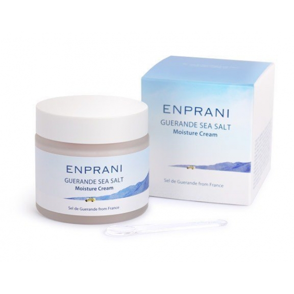 увлажняющий крем для лица с минеральной солью и глиной enprani guerande sea salt moisture cream увлажняющий крем для лица с минеральной солью и глиной enprani guerande sea salt moisture creamGuerande Sea Salt Moisture Cream. Увлажняющий крем для лица с минеральной солью и глиной<br><br>Серия косметических продуктов Guerande Sea Salt отличается своим уникальным составом.<br><br>Минеральная вода, входящая в состав косметики, содержит полезные минералы: магний и калий, которые успокаивают и насыщают кожу витаминами.<br><br>Минеральные соли Геранда питают кожу минералами и сохраняют влагу внутри кожных покровов, тем самым препятствуя обезвоживанию. Дополнительное увлажнение и питание оказывают 5 видов морских водорослей, а также масло дерева Ши и масло Микадамии.<br><br>Розовая глина очищает кожу от различных загрязнений, выравнивая ее, а так же выводит токсины, тем самым улучшая цвет лица. Помимо этого, глина смягчает кожу, делая ее отдохнувшей и свежей. Крем глубоко питает и увлажняет, сужает расширенные поры и улучшает цвет лица.<br><br>Тип кожи: жирная кожа, кожа с расширенными порами, дополнительное увлажнение.<br><br><br>Характеристики товара<br><br><br><br><br>Возраст<br><br>все<br><br><br><br>Компоненты<br><br>глина; масло ши<br><br><br><br>Тип кожи<br><br>жирная; комбинированная; нормальная<br><br><br><br>Функции<br><br>восстановление и регенерация; питание; смягчение; снятие покраснений и раздражения кожи;увлажнение; устранение шелушений<br><br><br><br>Несовершенства<br><br>сухость и обезвоживание;тусклый цвет лица; шелушения<br><br><br><br><br><br>Способ применения: нанесите небольшое количество крема на очищенную кожи лица, дайте впитаться продукту. Используйте как днем, так и вечером.<br><br>Объем: 75 мл<br>