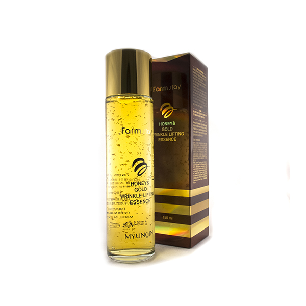 лифтинг эссенция с экстрактом мёда и золотом farmstay honey gold wrinkle lifting essence лифтинг эссенция с экстрактом мёда и золотом farmstay honey gold wrinkle lifting essenceHoney Gold Wrinkle Lifting Essence. Лифтинг эссенция с экстрактом мёда и золотом<br><br>Данная великолепная эссенция прекрасно подтягивает, омолаживает и освежает. Она питает и наполняет дерму витаминами, минералами и другими ценными компонентами. Непревзойденный состав эссенции комплексно воздействует на кожу.<br><br>Одним из сильнейших компонентов данного средства является мед. Он содержит в себе множество витаминов, минералов, аминокислот, которыми питает эпидермис. Органические кислоты и сахар, входящие в мед обеспечивают антибактериальный эффект, убирая воспаления, прыщи, предотвращая их появление.Также, он активизирует обновление клеток, сохраняя молодость кожи. Мед является сильным антиоксидантом, защищая дерму от агрессивных воздействий природы. Он улучшает эстетическое состояние дермы, увлажняет ее.<br><br>Золото в эссенции оказывает благотворное влияние на эпидермис. Его уникальной особенностью является то, что оно усиливает положительные эффекты всех компонентов средства. Золото обладает бактерицидным свойством, активизирует кровообращение, обменные процессы, выводит токсины. Оно прекрасно питает дерму, увлажняет, повышает ее эластичность и упругость. Этот драгоценный компонент сохраняет молодость и гладкость кожи.<br><br>Фильтрат секреции улитки в данной эссенции помогает активизировать кровообращение, обменные процессы, улучшая общее состояние дермы и продлевая ее молодость. Слизь убирает незначительные морщинки и уменьшает глубокие, активизирует регенерацию, замедляя старение. Еще, фильтрат улитки является прекрасным антиоксидантом. Он выводит токсины из клеток. Также, муцин лечит акне, воспаления, прыщи. Улиточная слизь увлажняет и восстанавливает, избавляет от шелушения.<br><br>Экстракт алоэ увлажняет кожу, наполняет ее аминокислотами, ценными витаминами, минералами, микроэлементами, бережно очищает. Он помогает повысить клеточный иммунитет, усиливая защитные качества дермы. Алоэ сохраняет воду в тканях, делая кожу свежей и увлажненной. Оно снимает воспаления, сыпь, нормализует обменные процессы. Алоэ тонизирует, повышает эластичность и упругость дермы, укрепляет сосуды, замедляет появление новых морщин.<br><br>Экстракт камелии увлажняет, питает и смягчает эпидермис. Он активизирует регенерацию, является прекрасным антиоксидантом, повышает защитные возможности кожи, замедляет старение в клетках. Камелия убирает пигментные пятна, раздражения, останавливает чрезмерное выведение жидкости. Также в ее состав входит коэнзим Q10, который укрепляет клеточные мембраны и увеличивает энергетические возможности клеток.<br><br>Экстракт коры белой шелковицы прекрасно убирает пигментные пятна, отбеливает, увлажняет и питает витаминами B,PP, P, органическими кислотами. Это растение улучшает регенерацию, обменные процессы, защищает от отрицательных воздействий природных явлений.<br><br>Также эссенцию обогатили аллантоином, гиалуроновой кислотой, коллагеном. Они омолаживают эпидермис, делают его здоровым и свежим.<br><br>Аллантоин снимает ороговевший слой, не давая забиваться порам. Он активизирует регенерацию, увлажняет и смягчает дерму. Также, аллантоин является прекрасным антисептиком и антиоксидантом.<br><br>Гиалуроновая кислота удерживает большое количество влаги и питает ею кожу, транспортируя микроэлементы. Также, она не дает разрушаться коллагену и активизирует регенерацию.<br><br>Коллаген обеспечивает упругость дермы, ее увлажненность, останавливает появление морщин. Он стимулирует регенерацию и предотвращает появление пигментных пятен<br><br>Таким образом, данная сыворотка включила в себя непревзойденные компоненты, поэтому великолепно воздействует на кожу, делая ее здоровой и молодой.<br><br>Способ применения: на подготовленную дерму нанести оптимальное количество эссенции.<br><br>Объем: 150 мл<br><br>Характеристики товара:<br><br><br><br><br>Тип кожи<br><br>для всех типов; жирная; комбинированная; нормальная; проблемная; увядающая; тусклая<br><br><br><br>Функции<br><br>антивозрастной уход; выравнивание тона; лифтинг; питание; сглаживание рельефа кожи; снятие покраснений и раздражения кожи; устранение покраснения<br><br><br><br>Несовершенства<br><br>воспаления; жирность; краснота; потеря упругости; раздражение; сухость и обезвоживание<br><br><br><br><br> <br>