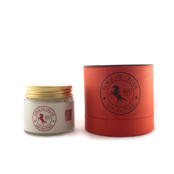 крем питательный с конским жиром farmstay skin another horse oil cream крем питательный с конским жиром farmstay skin another horse oil creamКрем для лица Skin Another Horse Oil Cream на основе экстракта жира лошади. Крем для всех типов кожи, увлажняет, питает, разглаживает морщины, придает коже эластичность и здоровый вид, обладает отбеливающим эффектом. Его косметический эффект основан на уникальном сочетании ненасыщенных жирных кислот и других активных ингредиентов, содержащихся в конском жире.<br><br>Способ применения: Возьмите необходимое количество средства на ладонь, нанесите на кожу лица и распределите его легкими круговыми движениями. Перед нанесением очистить лицо с помощью пенки для умывания или тоником.<br><br>Вес: 70 г<br><br>Характеристики товара:<br><br><br><br><br>Возраст<br><br>25-35; от 35; от 45<br><br><br><br>Тип кожи<br><br>для всех типов; жирная; комбинированная; нормальная; обезвоженная; проблемная; сухая; тусклая; увядающая; чувствительная<br><br><br><br>Функции<br><br>антивозрастной уход; восстановление и регенерация; лифтинг; осветление пигментации; питание; разглаживание морщин; смягчение; улучшение цвета лица<br><br><br><br>Несовершенства<br><br>морщины; пигментация; потеря упругости; сухость и обезвоживание; тусклый цвет лица; шелушения<br><br><br><br><br> <br><br>Вес г: 70.00000000